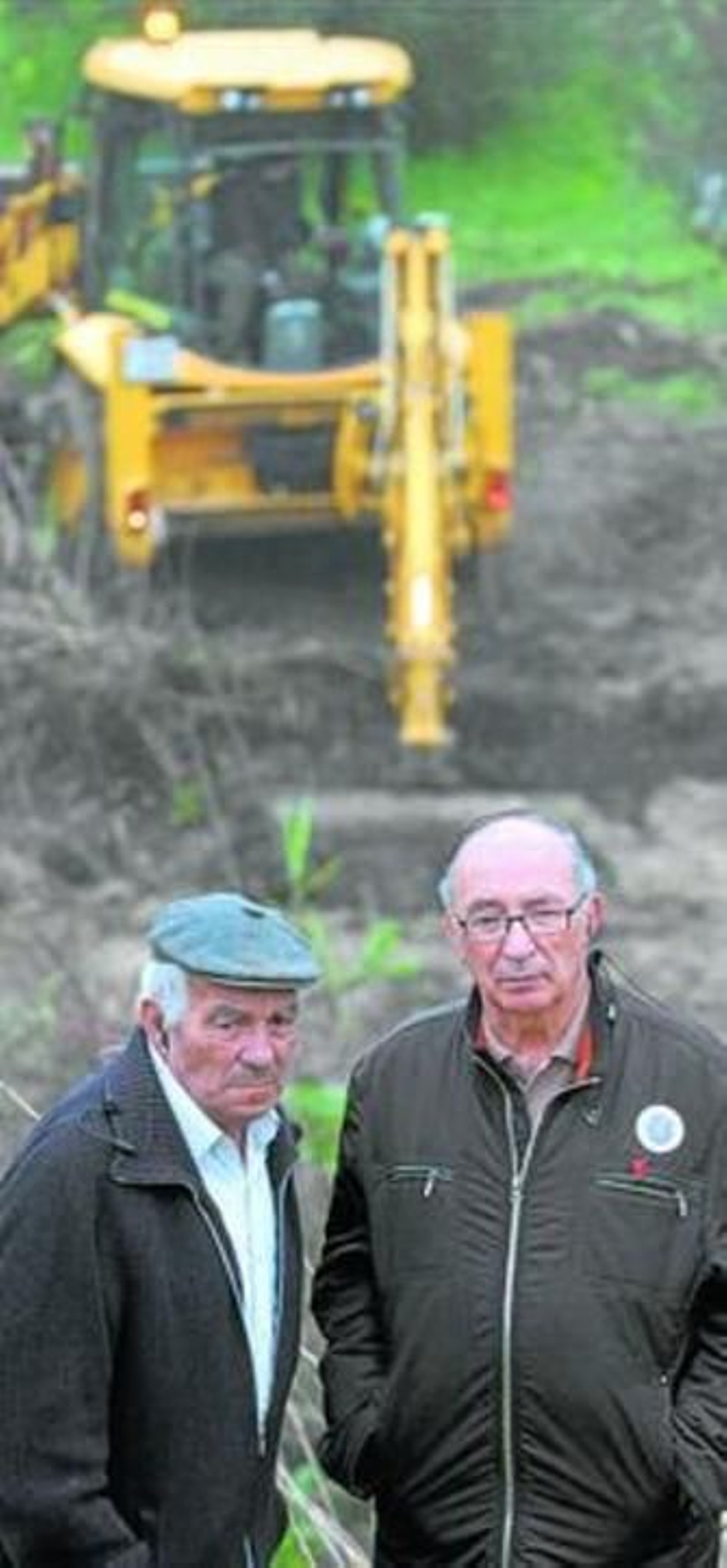 El zahorí y el abuelo de Marta, ayer en Camas.