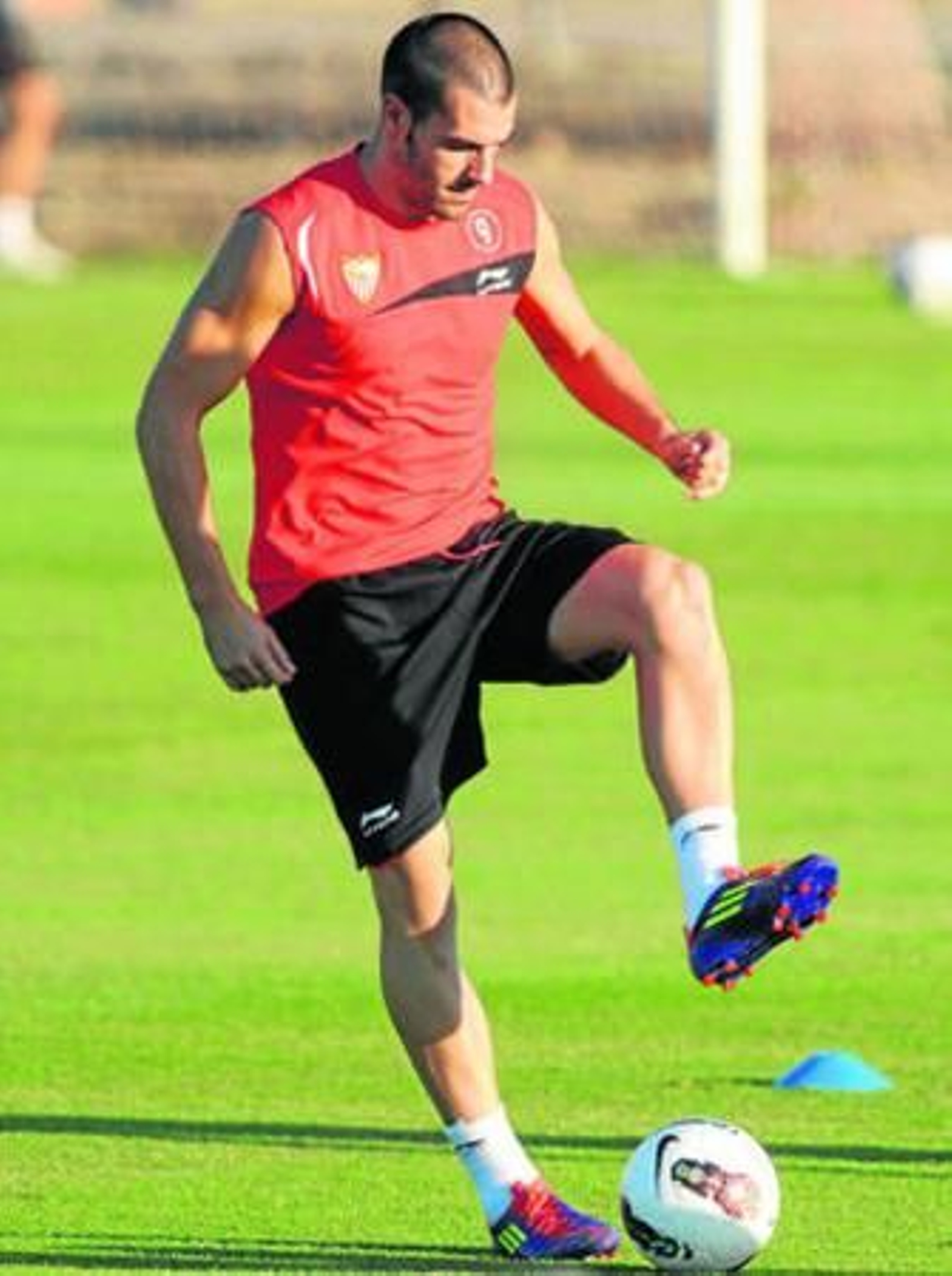 Negredo juguetea con un balón.