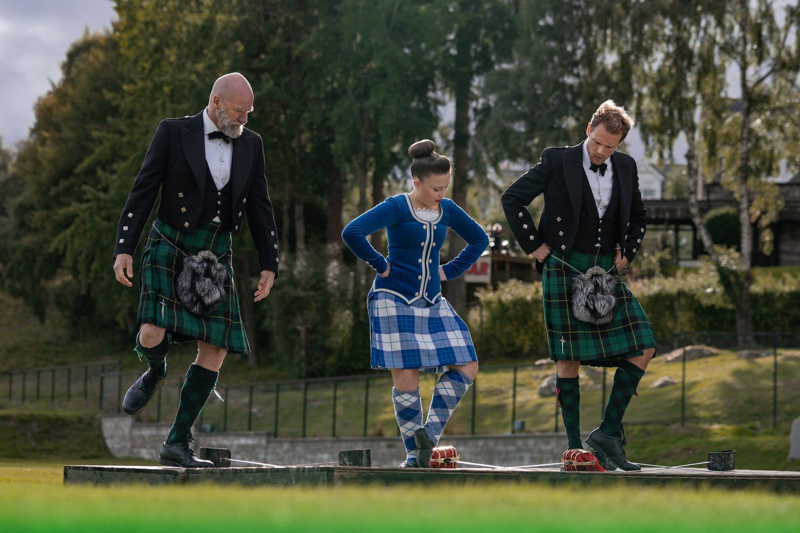 Sam Heughan y Graham McTavish en plena danza con su correspondiente kilt