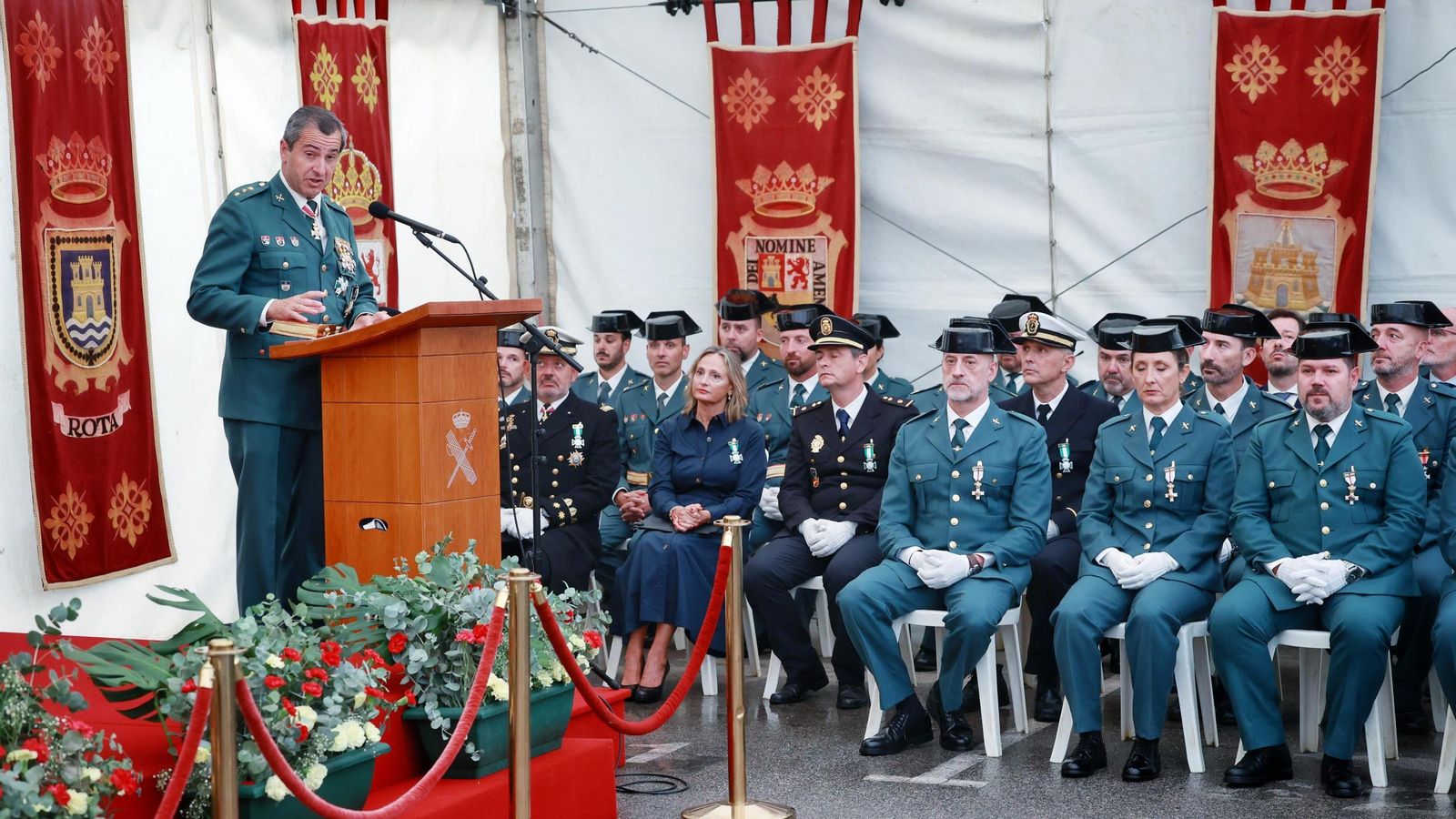 El coronel Luis Martín se dirige a los asistentes.