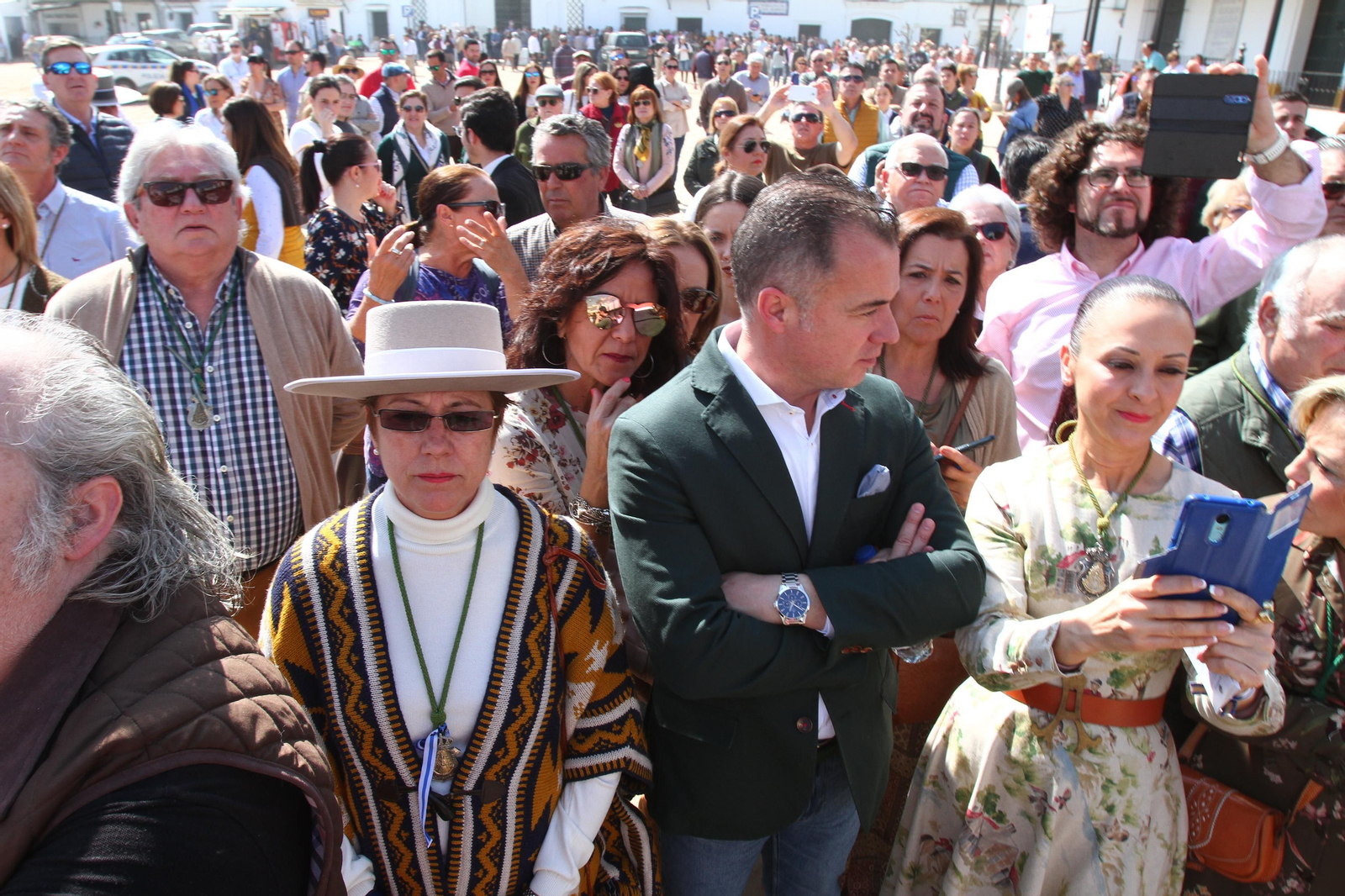 La Hermandad de Huelva se presenta ante la Virgen del Rocío en su peregrinación a la aldea almonteña