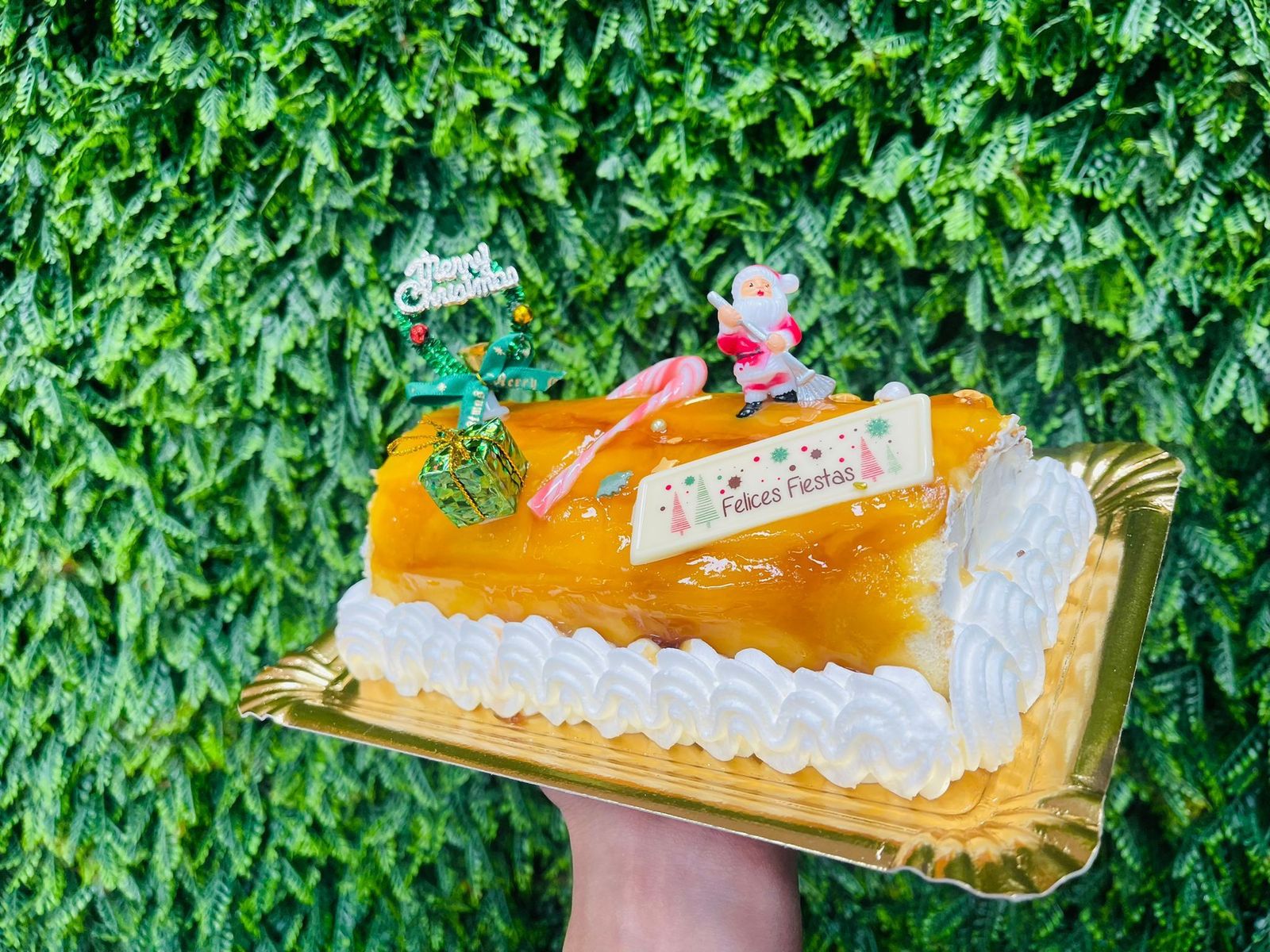 Brazo de Navidad de nata y yema tostada, de Dulces Yemadi, en el barrio de Nueva Andalucía