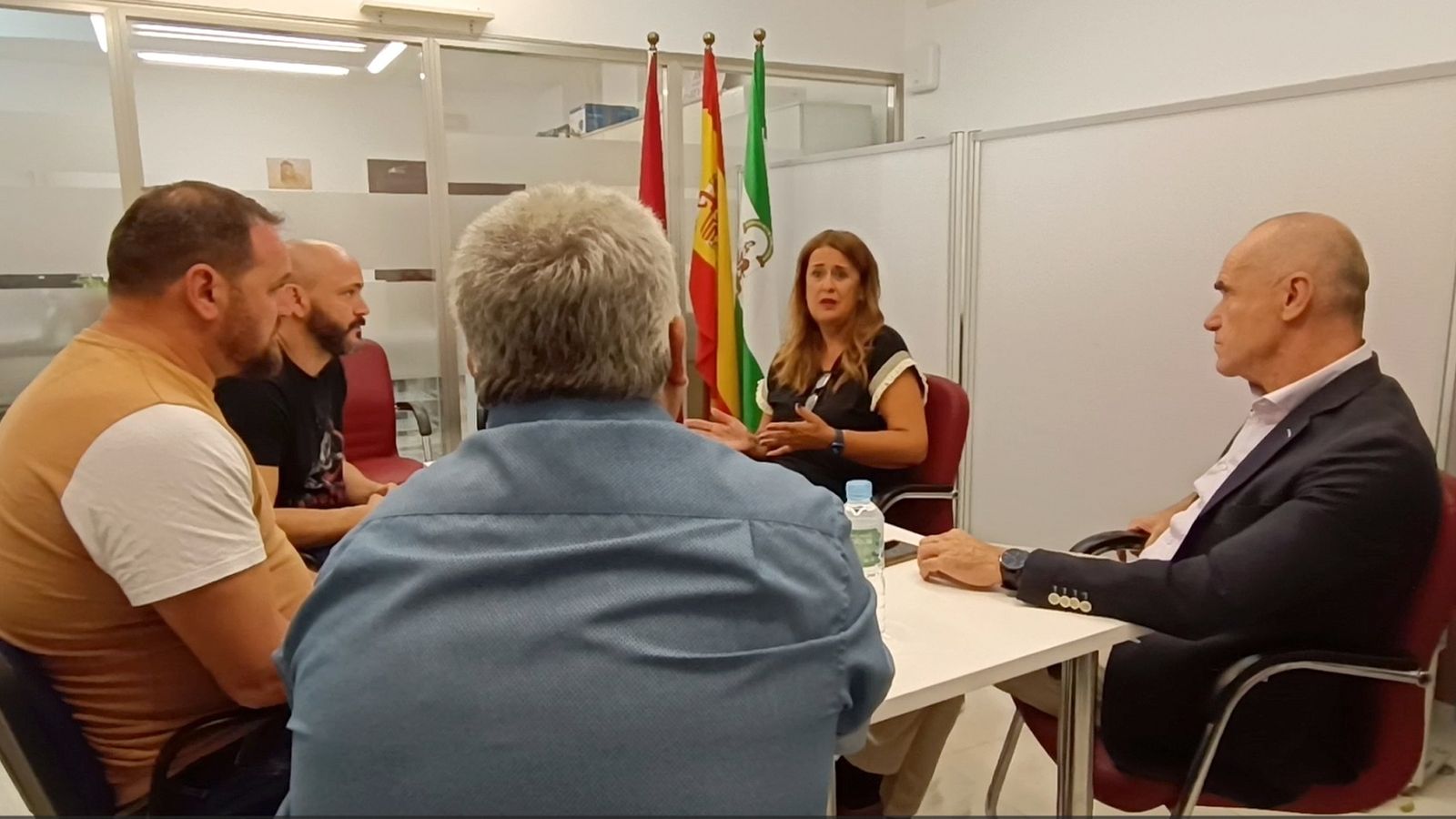 Antonio Muñoz y Sonia Gaya se reúnen con varios trabajadores de Aernnova.