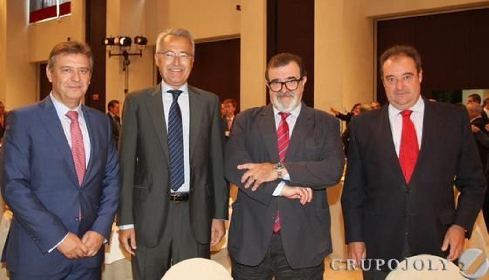 Francisco Arteaga, director de Endesa en Andalucía; Pablo Gutiérrez-Alviz, notario; José Rodríguez de la Borbolla, ex presidente de la Junta; y Tomás Valiente, director general del Grupo Joly.

Foto: Belén Vargas / Juan Carlos Vázquez
