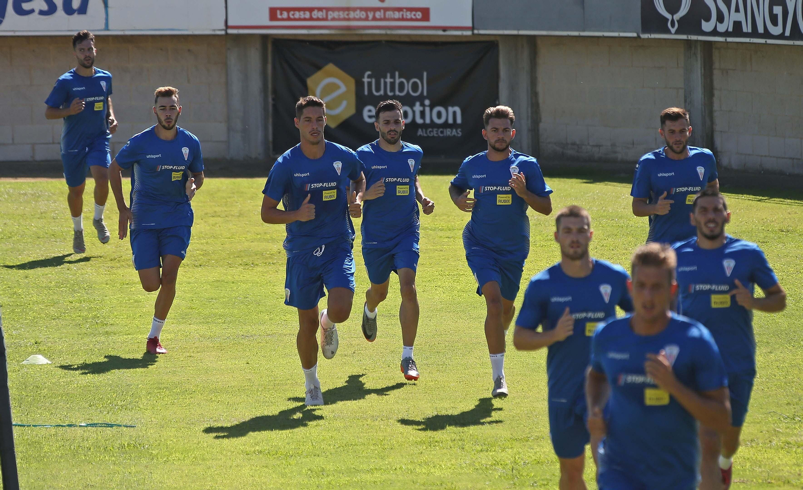 Un entrenamiento reciente del Algeciras, con Cerpa en el grupo.