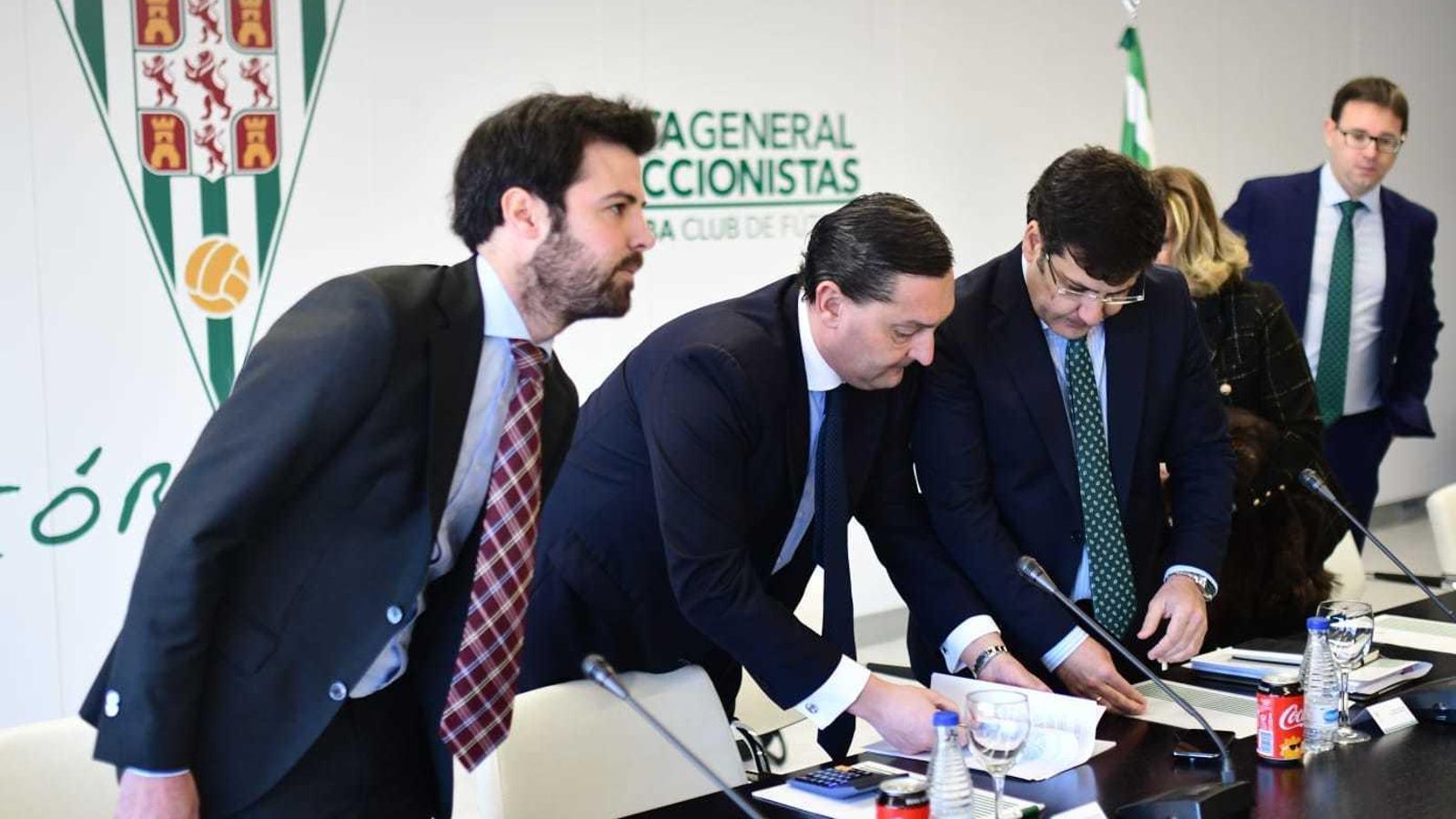 León, junto a Amado y sus consejeros, antes de empezar la Junta del Córdoba CF.