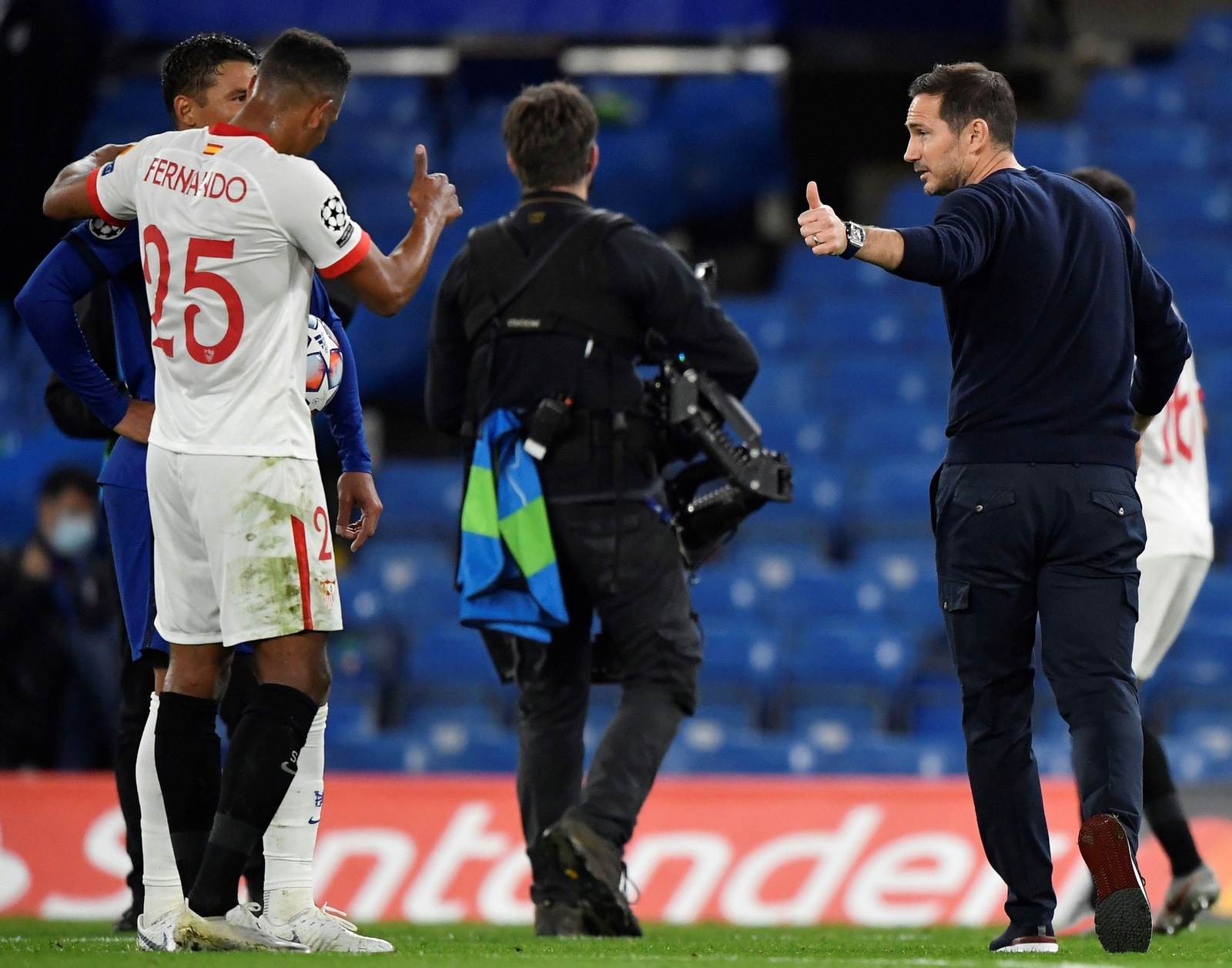Fernando hace un gesto de aprobación a Lampard mientras abraza a Thiago Silva.