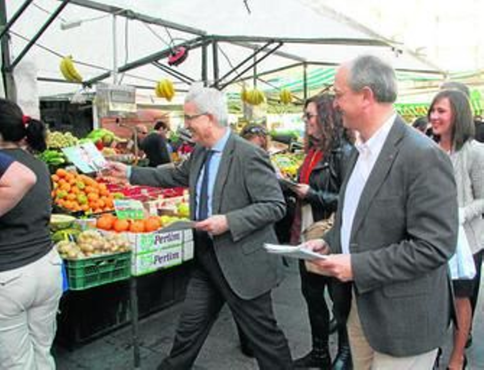 Manuel Jiménez Barrios y Fernando Silva reparten propaganda electoral en el mercado Ingeniero Torroja.