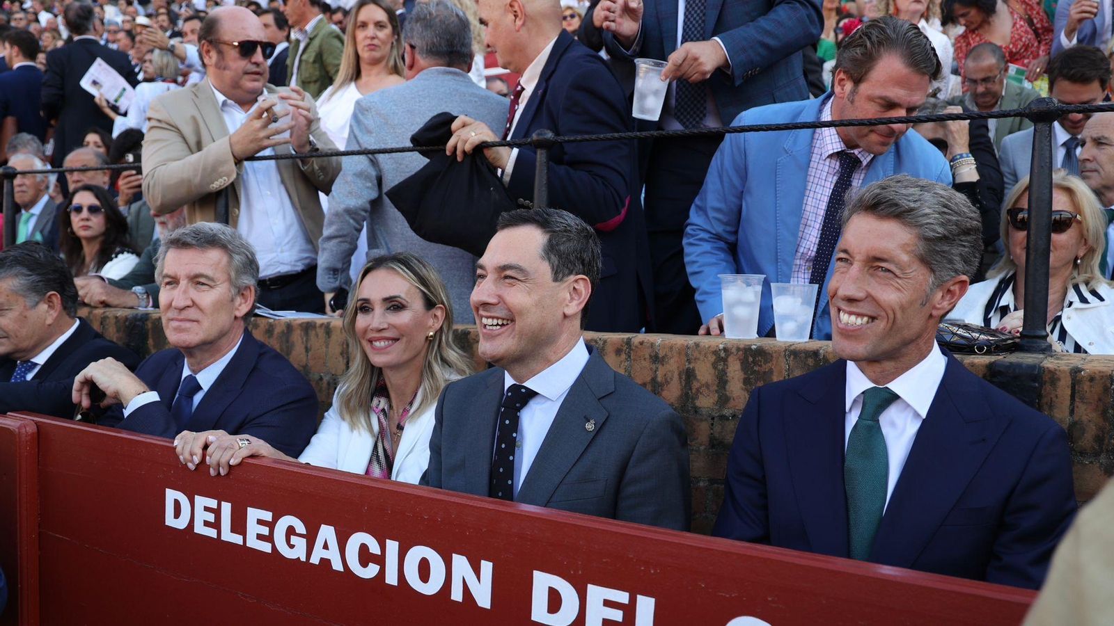 Alberto Núñez Feijóo con Juanma Moreno acompañdos por los diestros Cristina Sánchez y Manuel Escribano en la Maestranza.