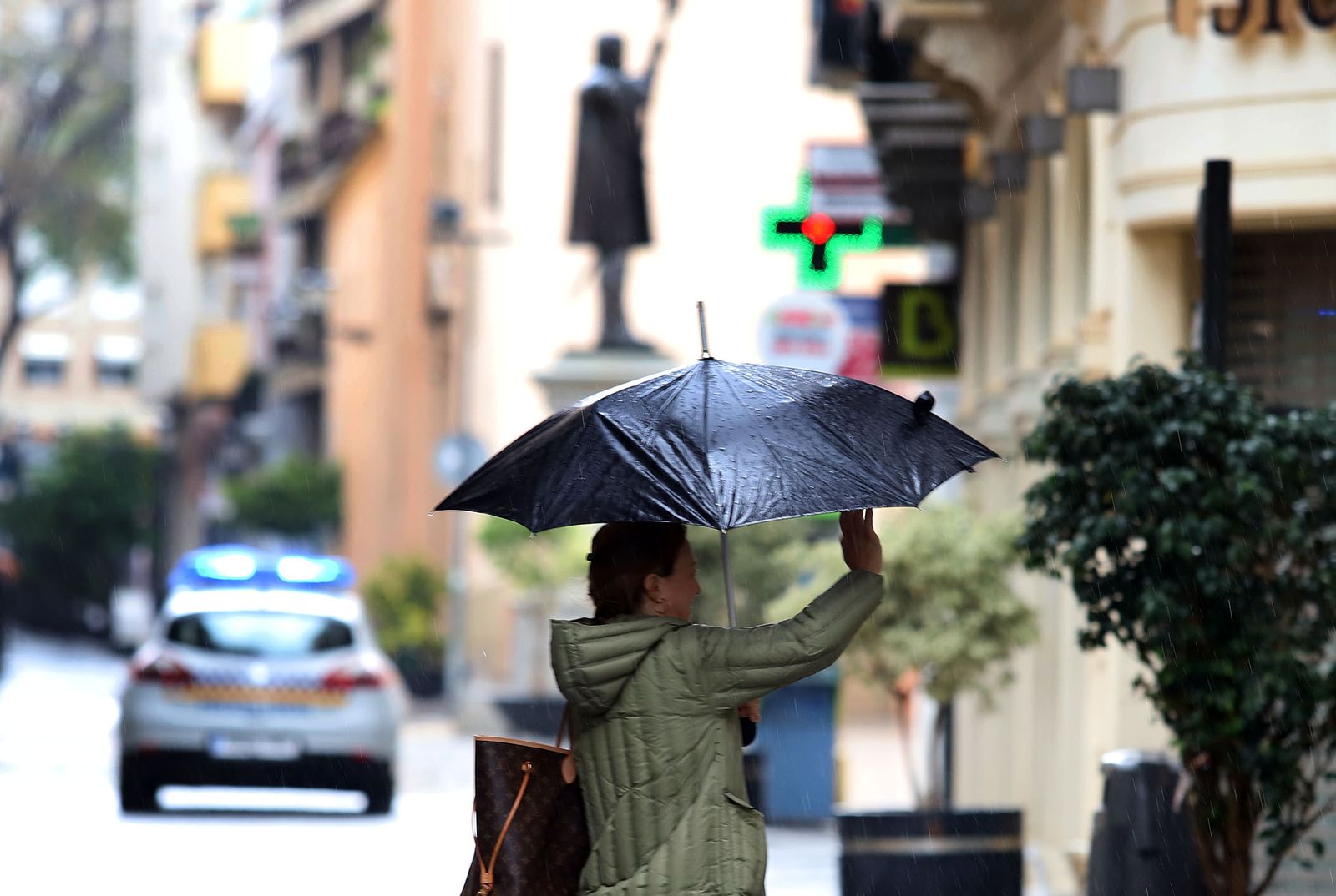 Imagen de la mañana lluviosa en la capital onubense.