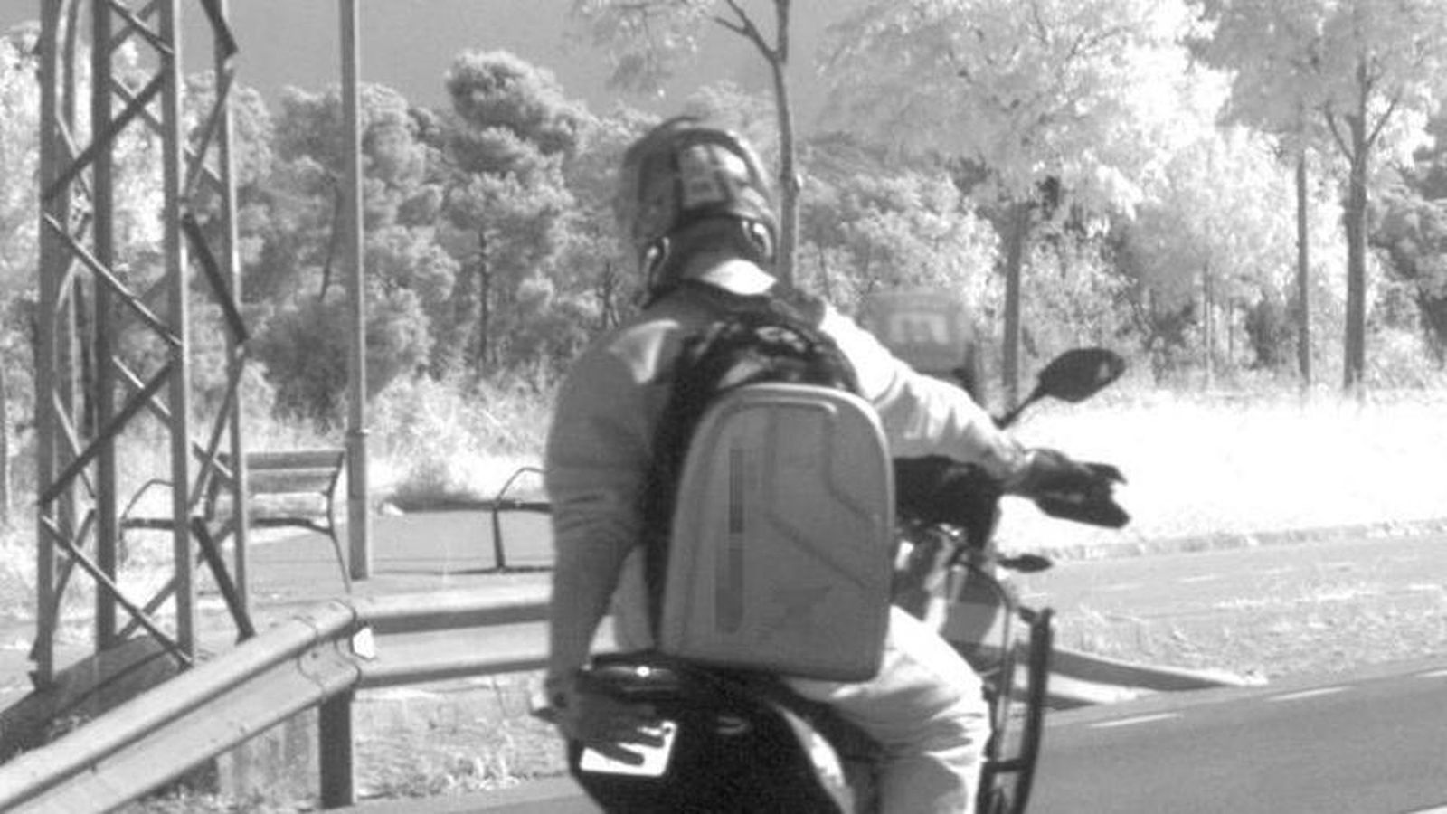 La elevada multa para un motorista por tapar 13 veces la matrícula para eludir un radar