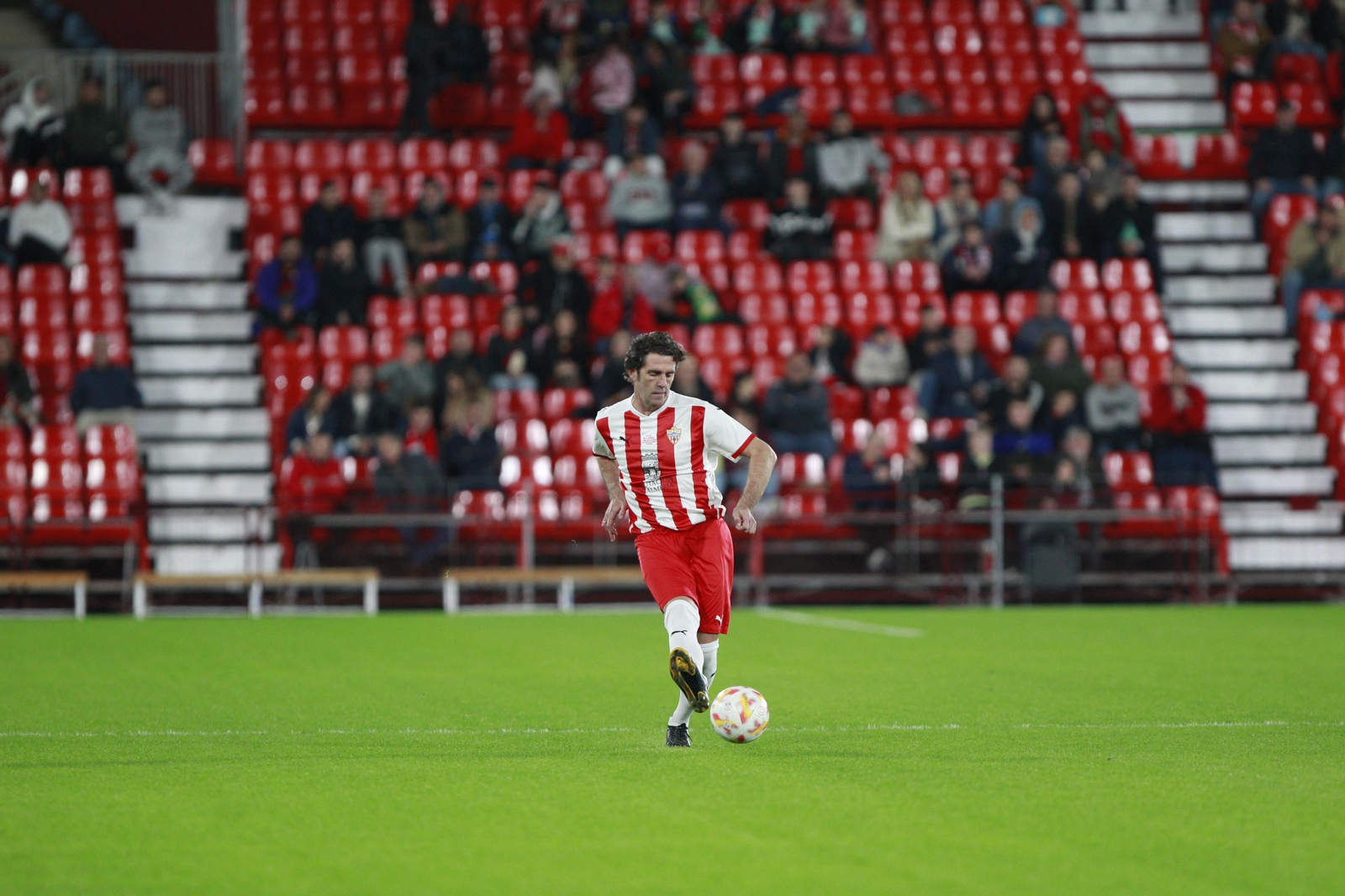 Imágenes del partido homenaje al 'eterno' capitán de la U.D. Almería, José Ortiz