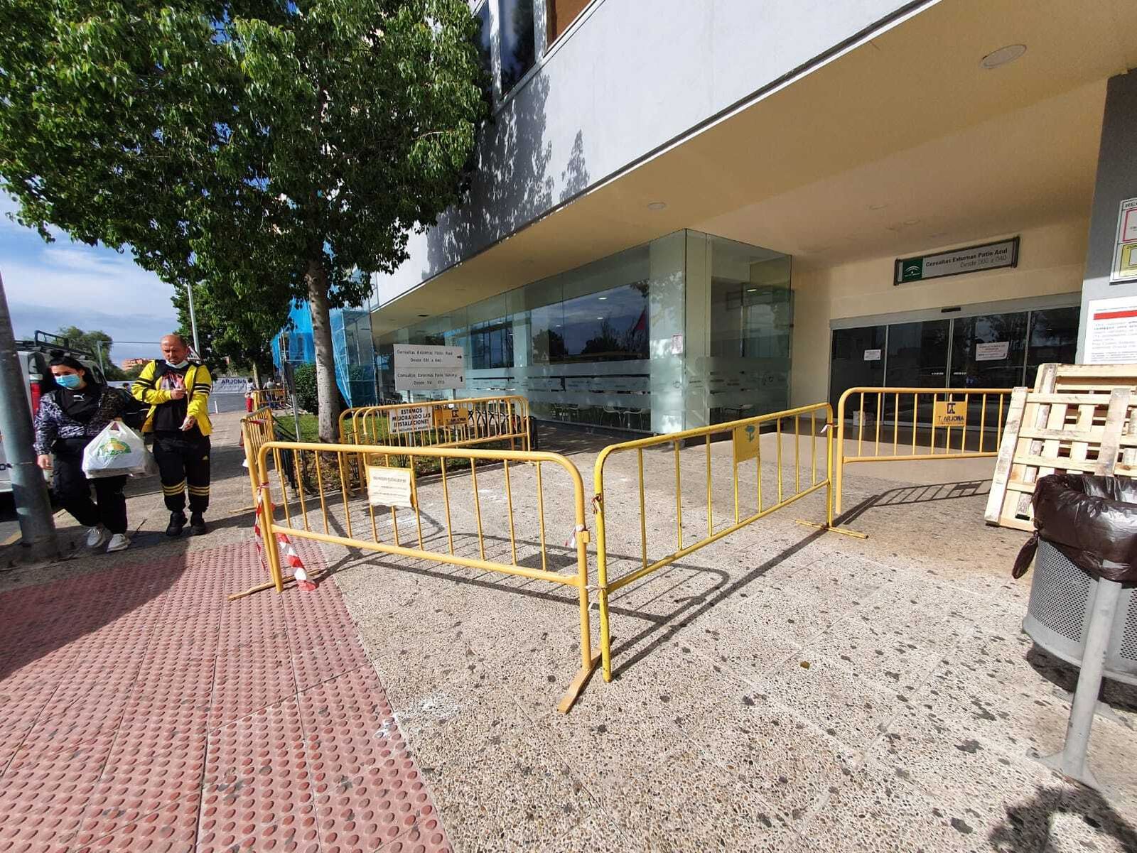 La cafetería para el público del Clínico se ha cerrado este jueves para ganar camas de hospitalización.