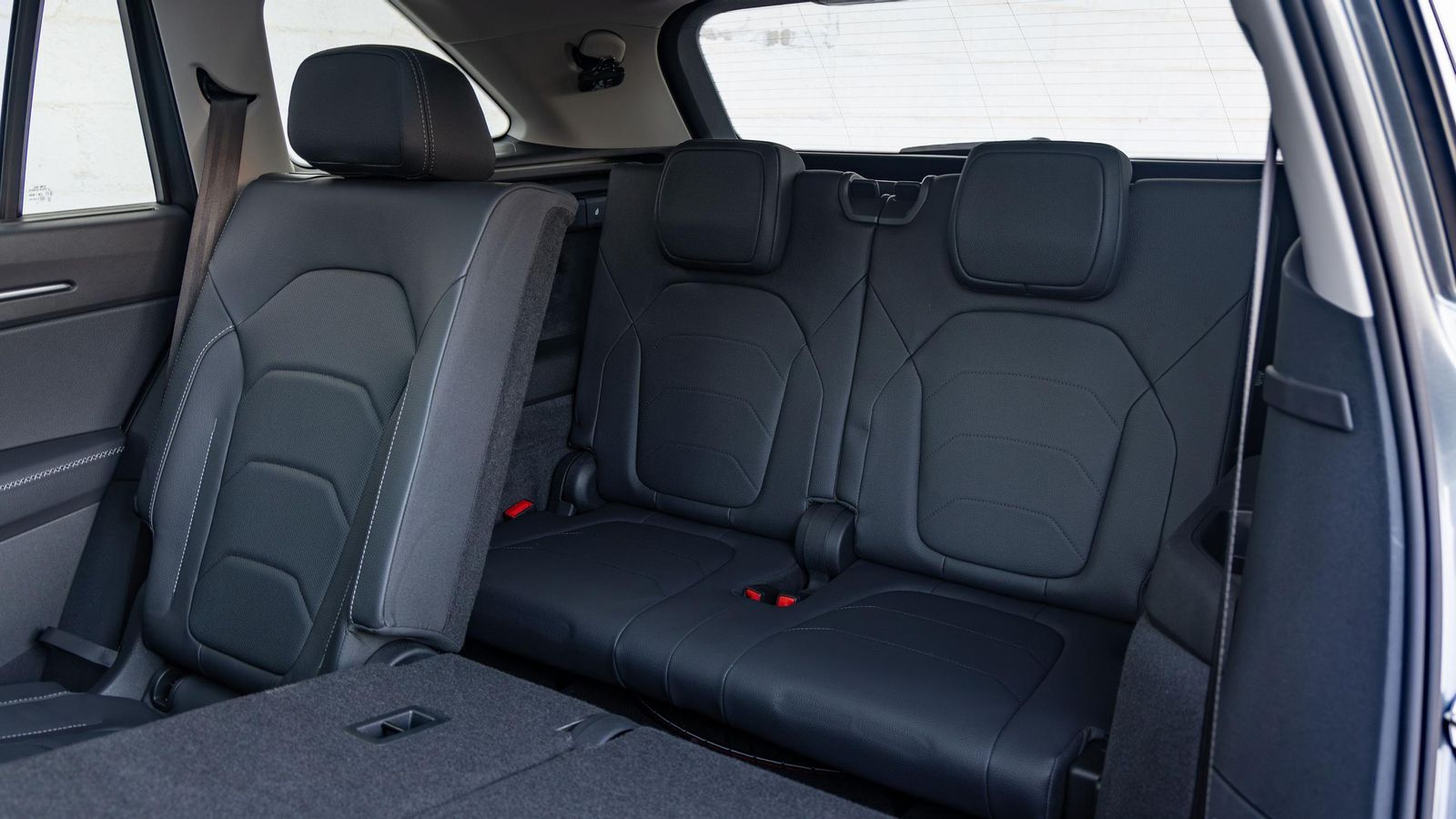 El principal inconveniente para dar uso a la tercera fila es la proximidad entre la banqueta y el piso.