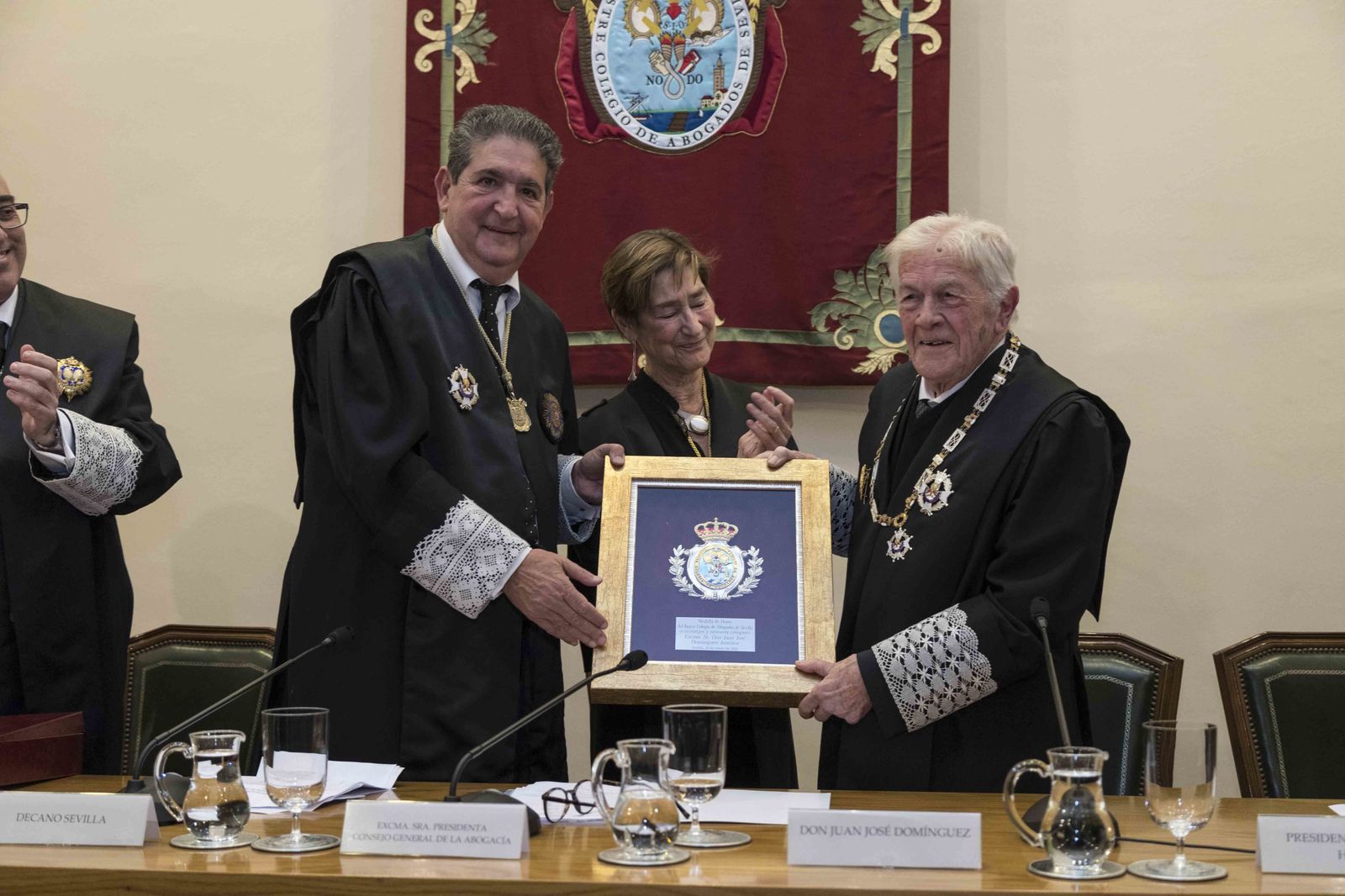 Juan José Domínguez en el momento de recibir la medalla de honor del Colegio sevillano.