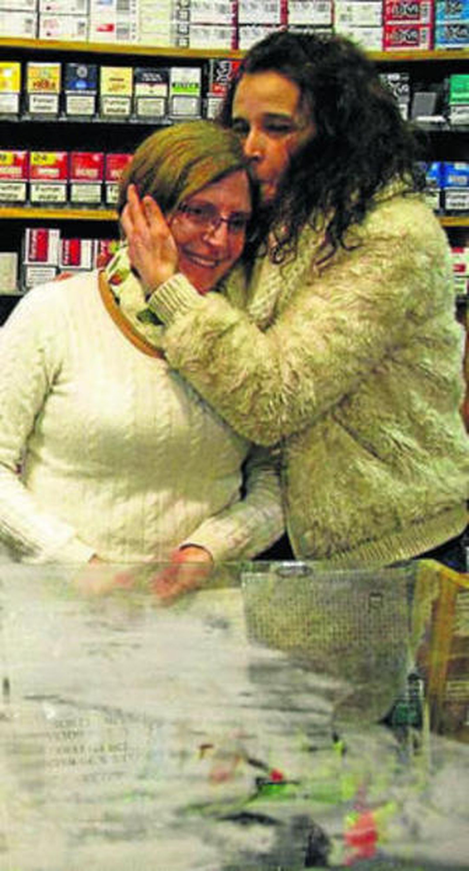 Una empleada calma a la dueña.