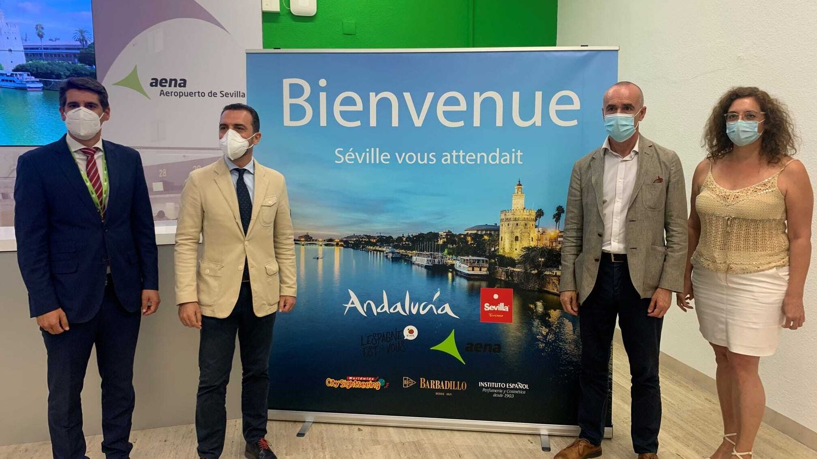 El director del aeropuerto, Jesús Caballero; el delegado provincial de Turismo, Regeneración, Justicia y Administración, Javier Millán; el delegado de Hábitat Urbano, Turismo y Cultura, Antonio Muñoz, y la vicepresidenta de Prodetur, Manuela Cabello.