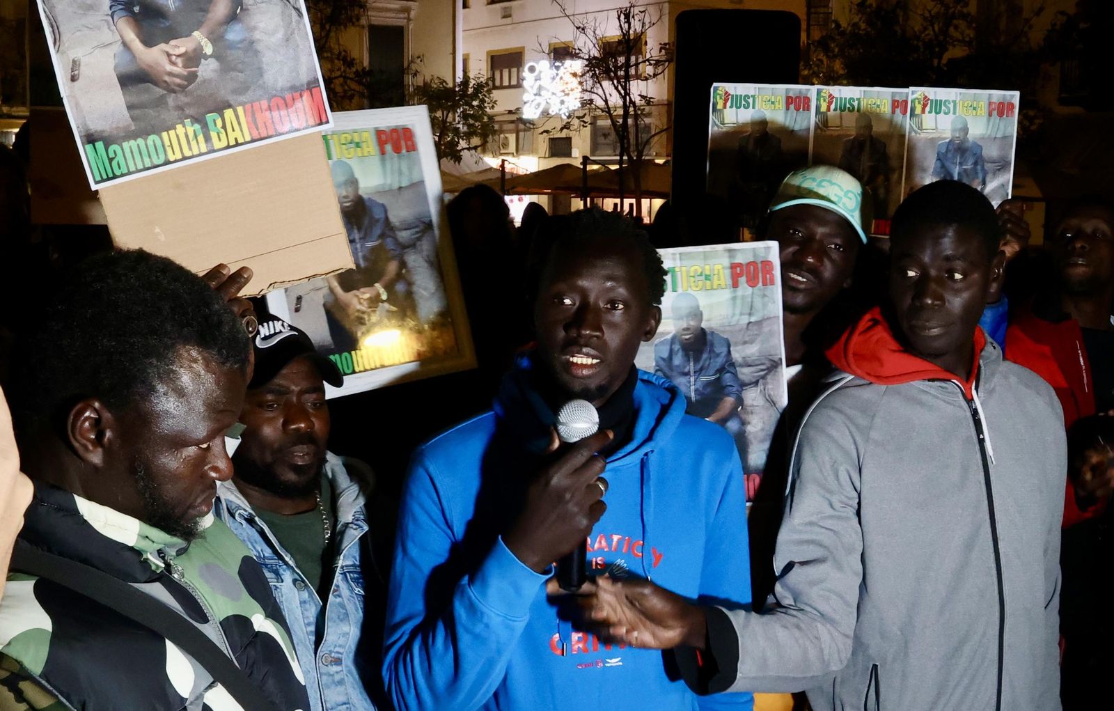 Concentración de senegaleses por la muerte de Mamouth