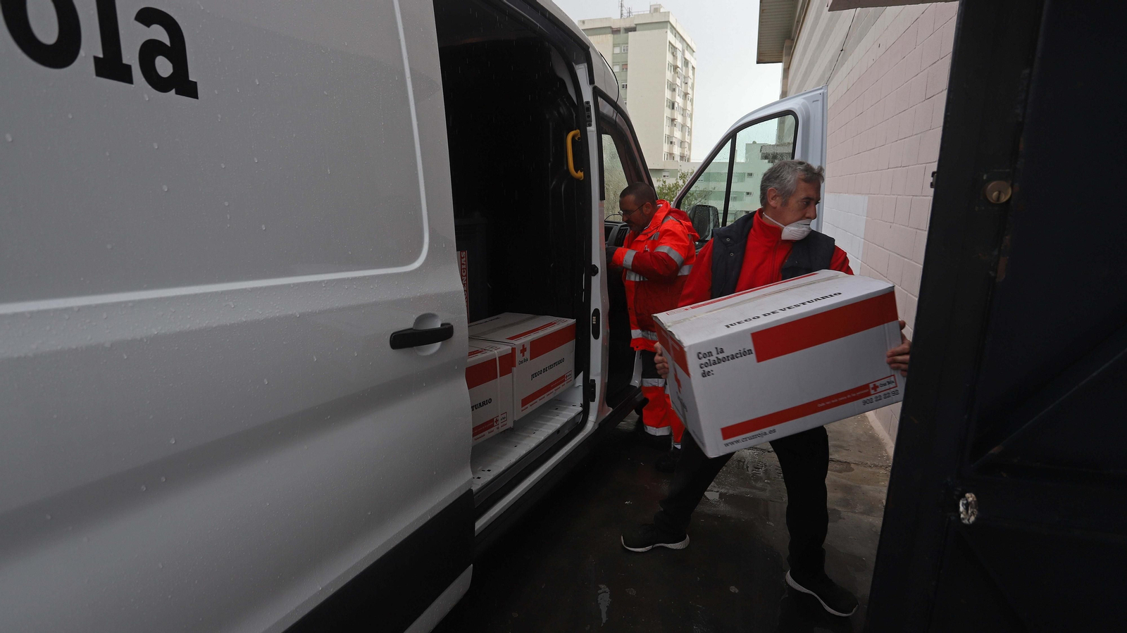 Montaje del albergue de emergencia en El Saladillo