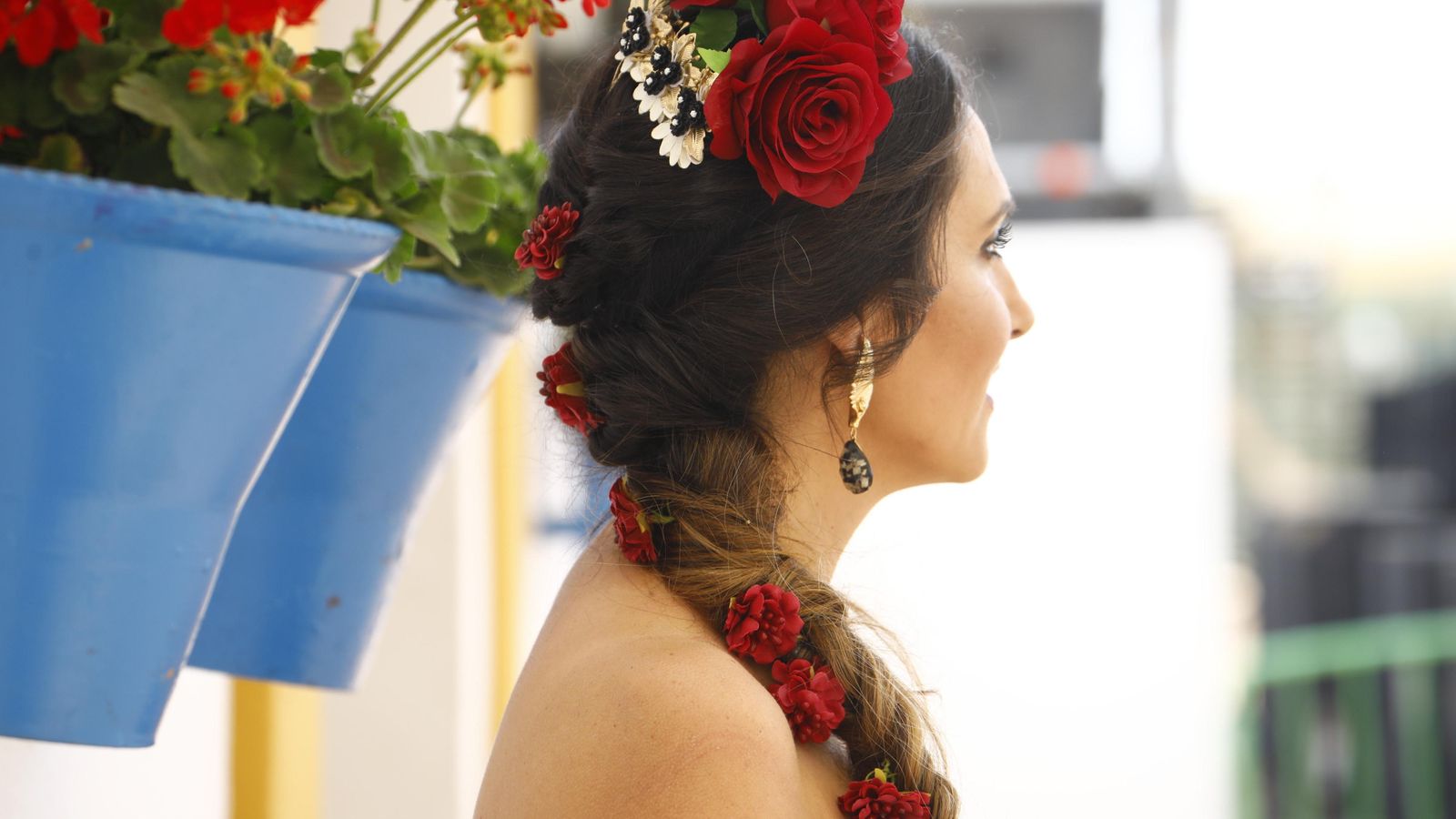 Peinado de trenzas con flores.