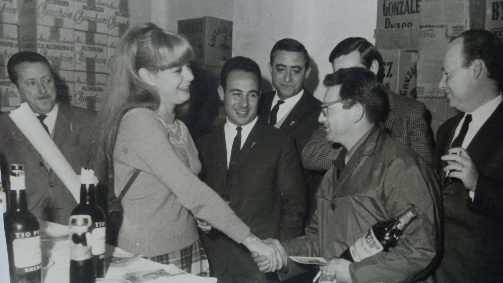 Francisco Garrido, en Valencia, junto a la modelo Montserrat Betrián, una 'chica Soberano'