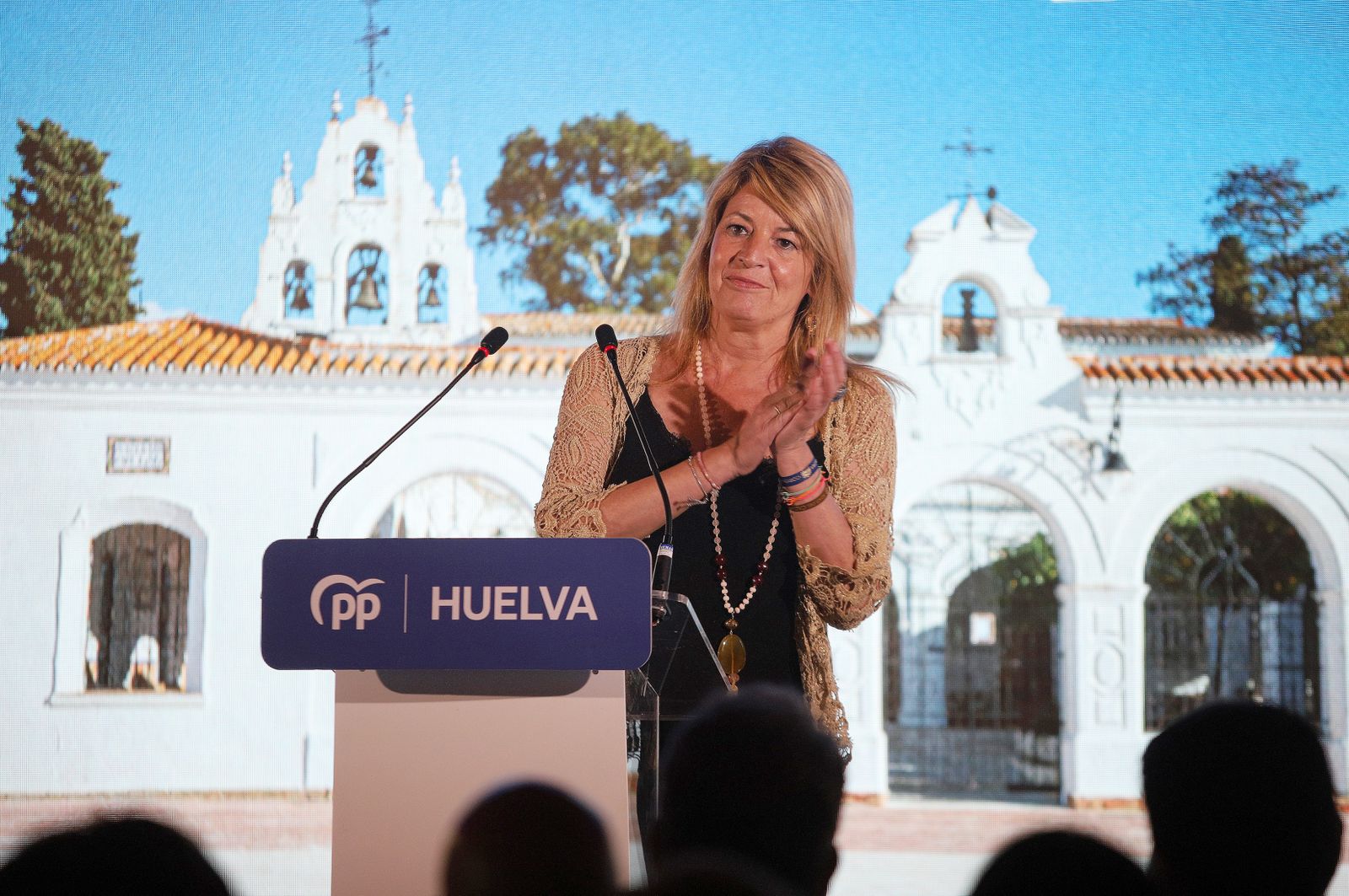 Imágenes del acto de la candidata Pilar Miranda acompañada por Elías Bendodo