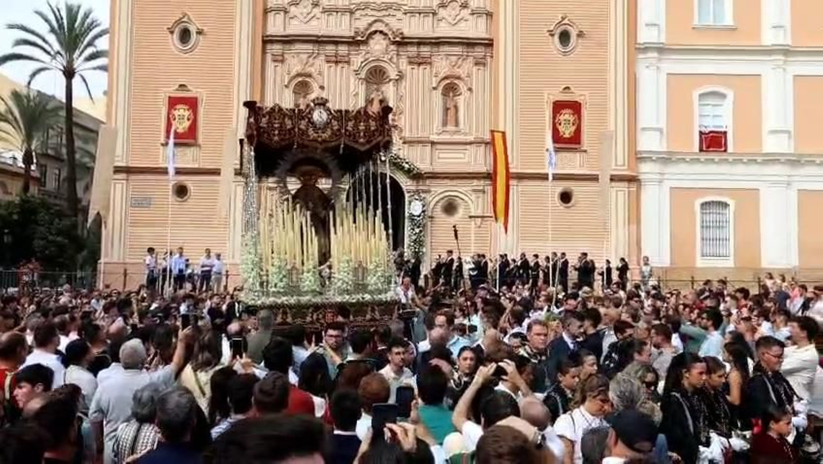 Salida de la Virgen de los Dolores desde la Catedral de La Merced