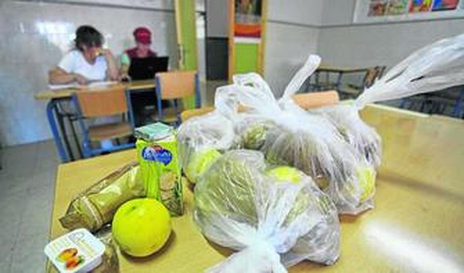 Las bolsas con la merienda, listas para ser repartidas, ayer en un colegio de capital.