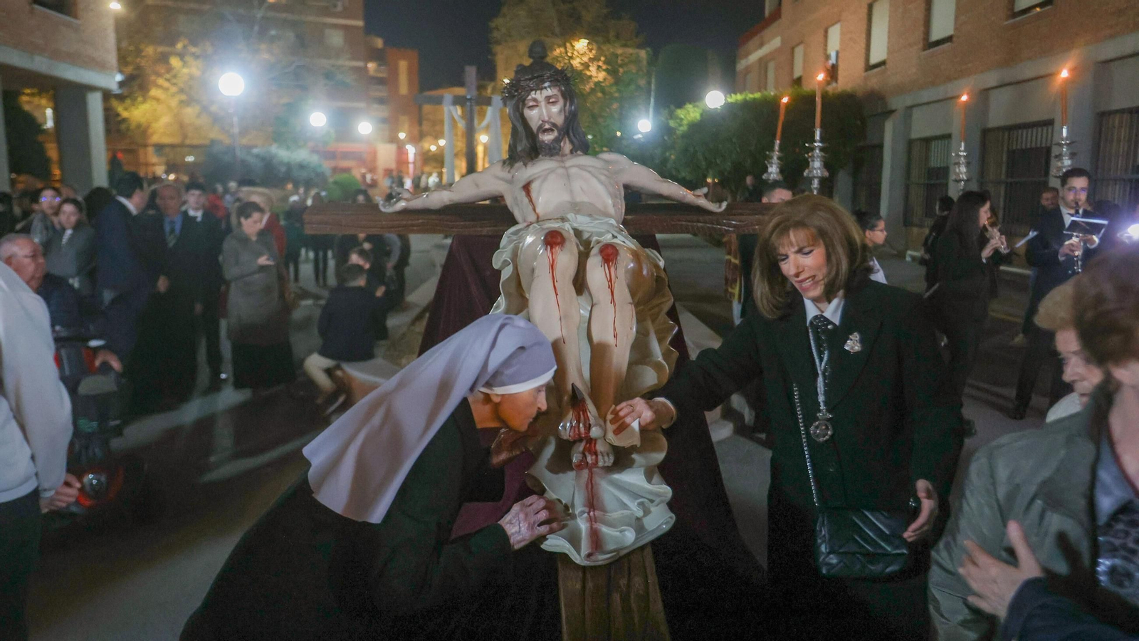 Las mejores imágenes del Vía Crucis de la Hermandad de los Salesianos 2025