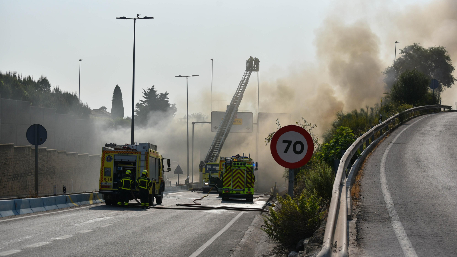 Las fotos del incendio de un camión en el Acceso norte al Puerrto de Algeciras
