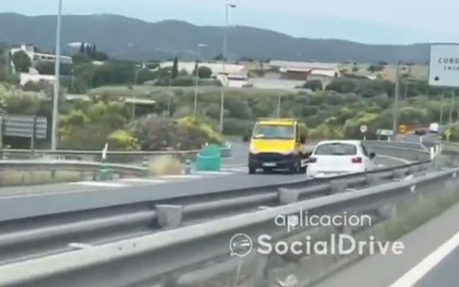 El vehículo en sentido contrario por la Ronda Este de Córdoba.