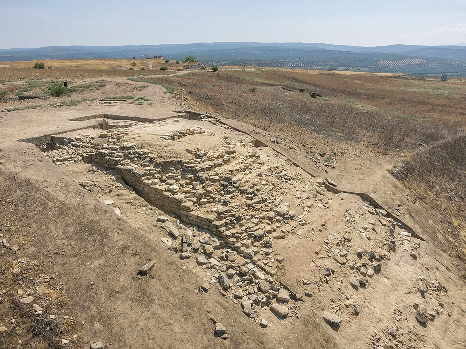 La acrópolis de Cástulo ocupa un promontorio en el extremo noroccidental de la ciudad Ibero-Romana..