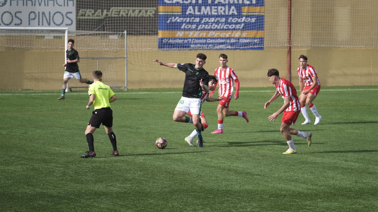 Un jugador rojiblanco persigue a un rival en un partido de esta segunda vuelta.