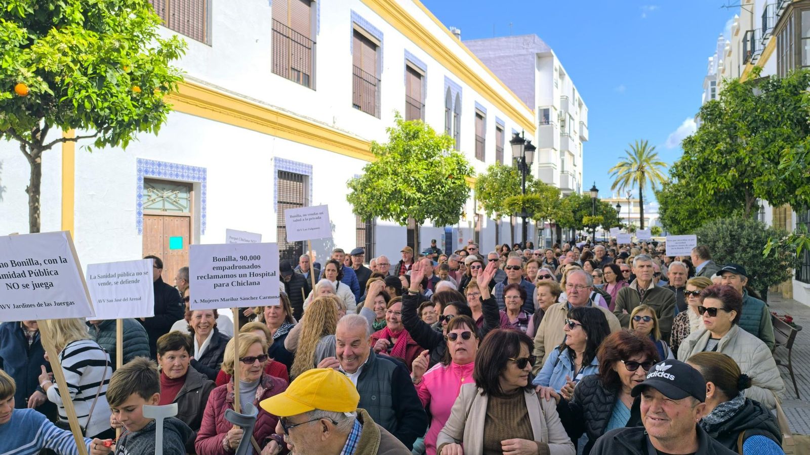 Los participantes por la calle La Plaza.