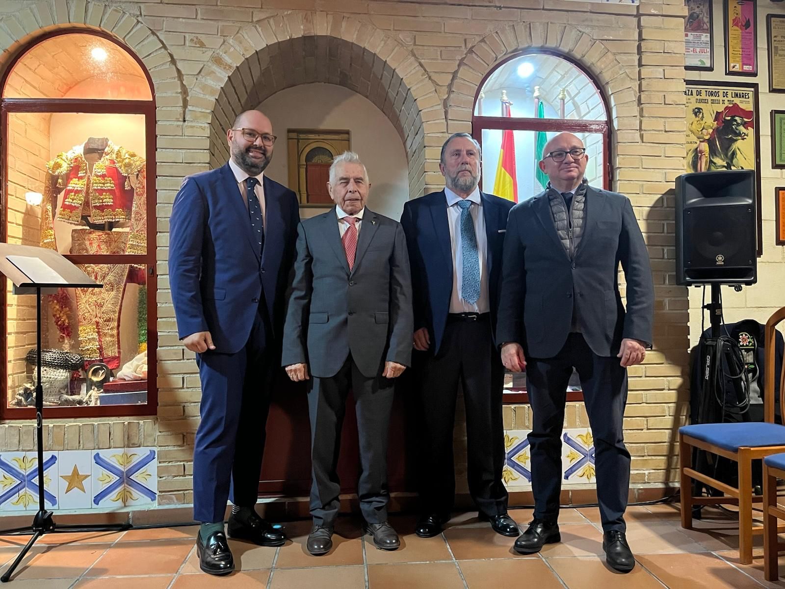 Luis Domínguez durante el acto donde recibió la insignia.