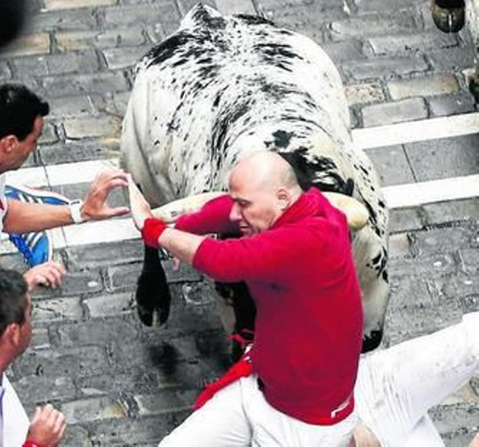 Un corredor a punto de ser herido en la curva de Estafeta con Mercaderes.