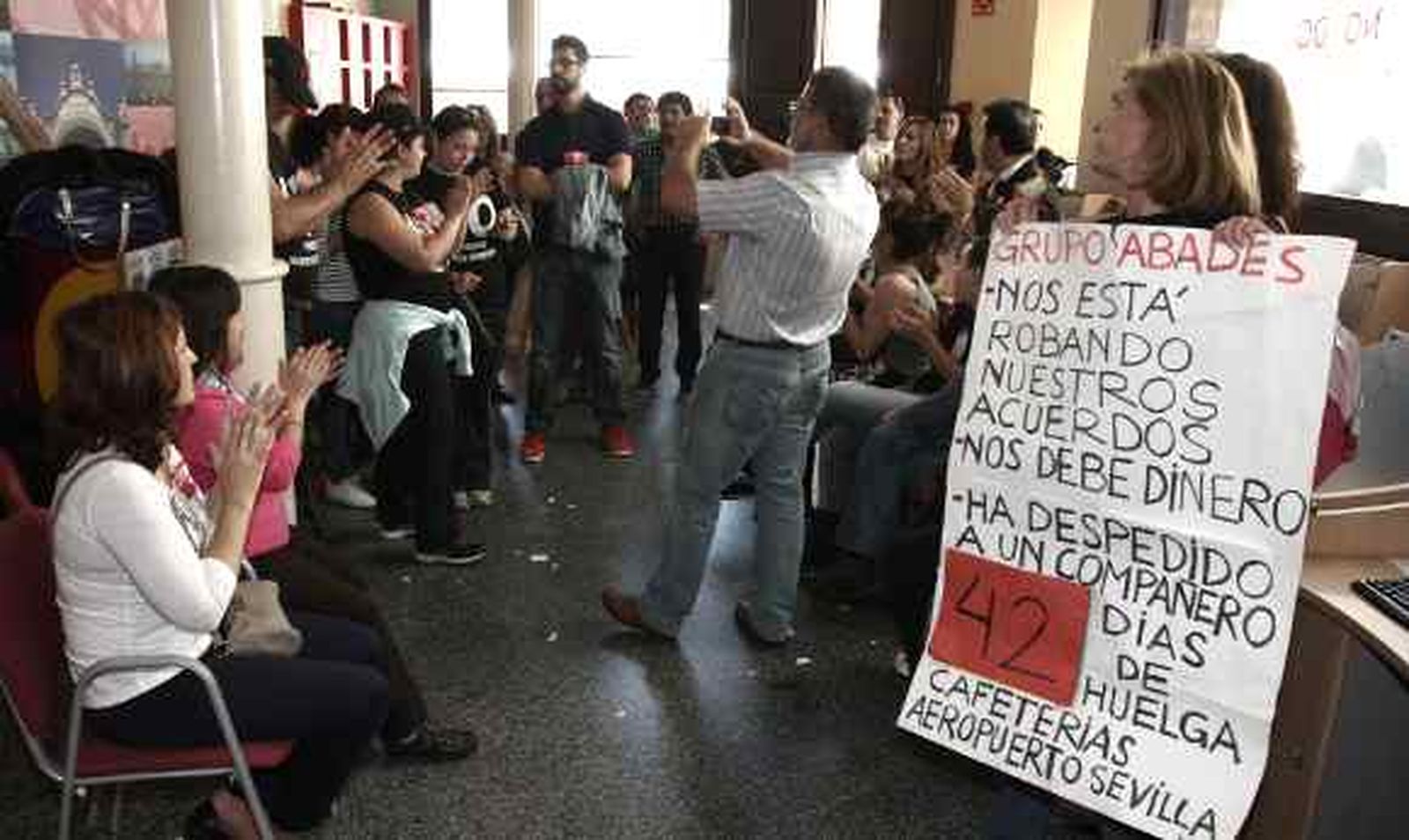 El cierre de las cafeterías del aeropuerto cumple 42 días y la huelga se enquista