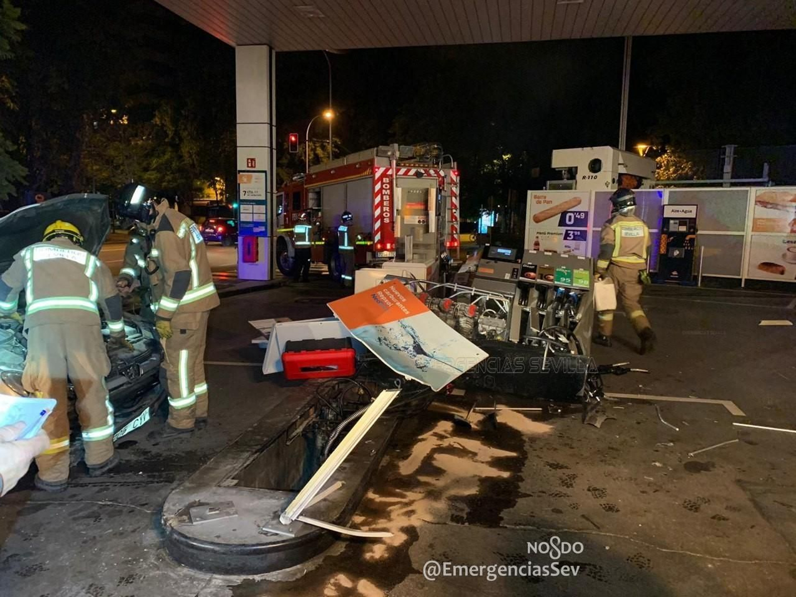 Los daños causados por el vehículo en los surtidores.