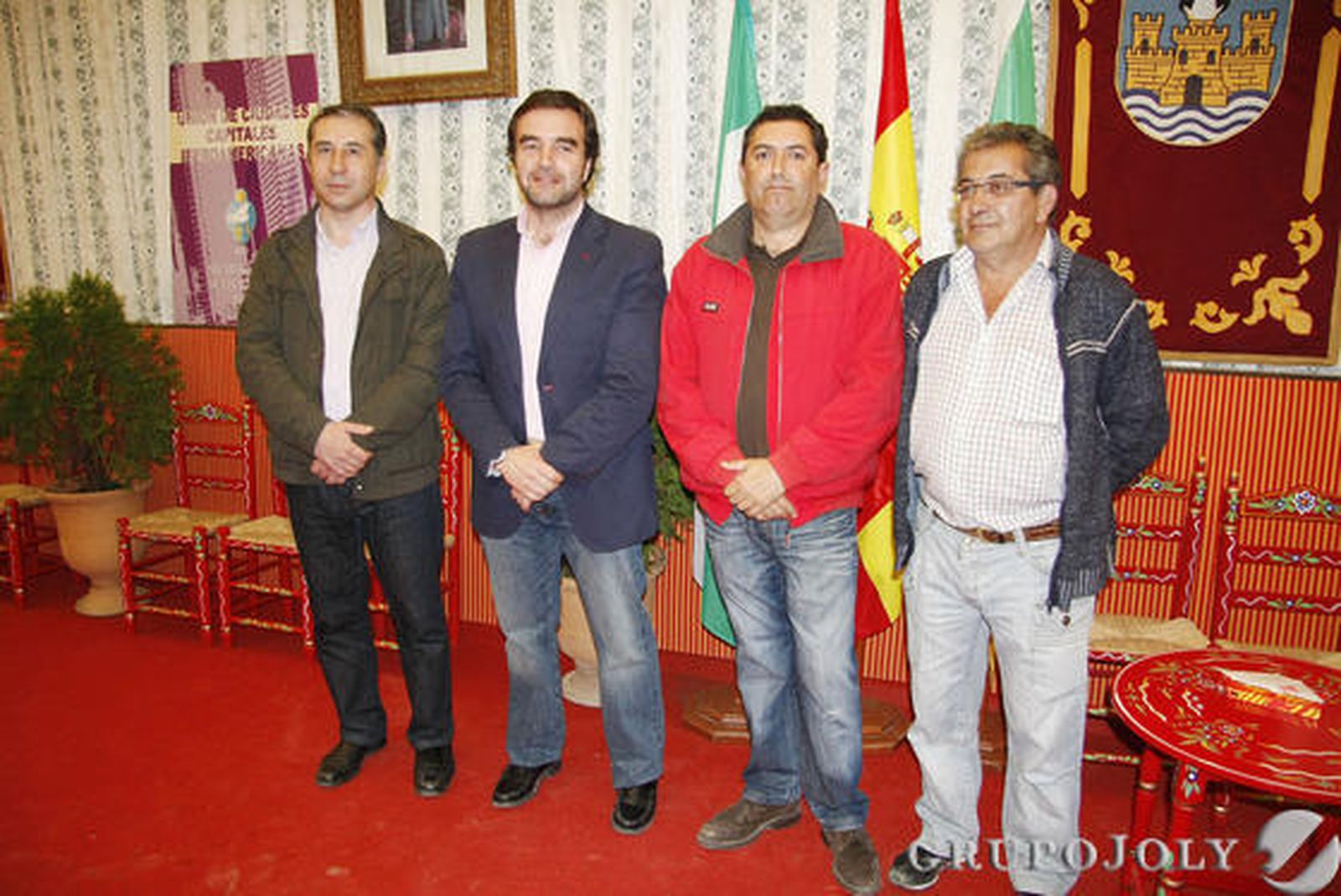 Los miembros del jurado del concurso de casetas junto al concejal de Cultura y Fiestas, Millán Alegre.

Foto: Andr?Mora /Fito Carreto