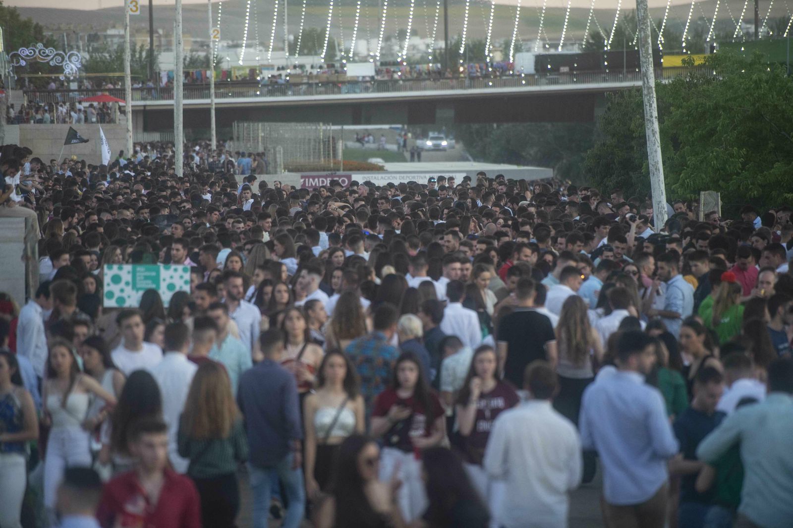 El botellón y la calle del Infierno de la Feria, en imágenes