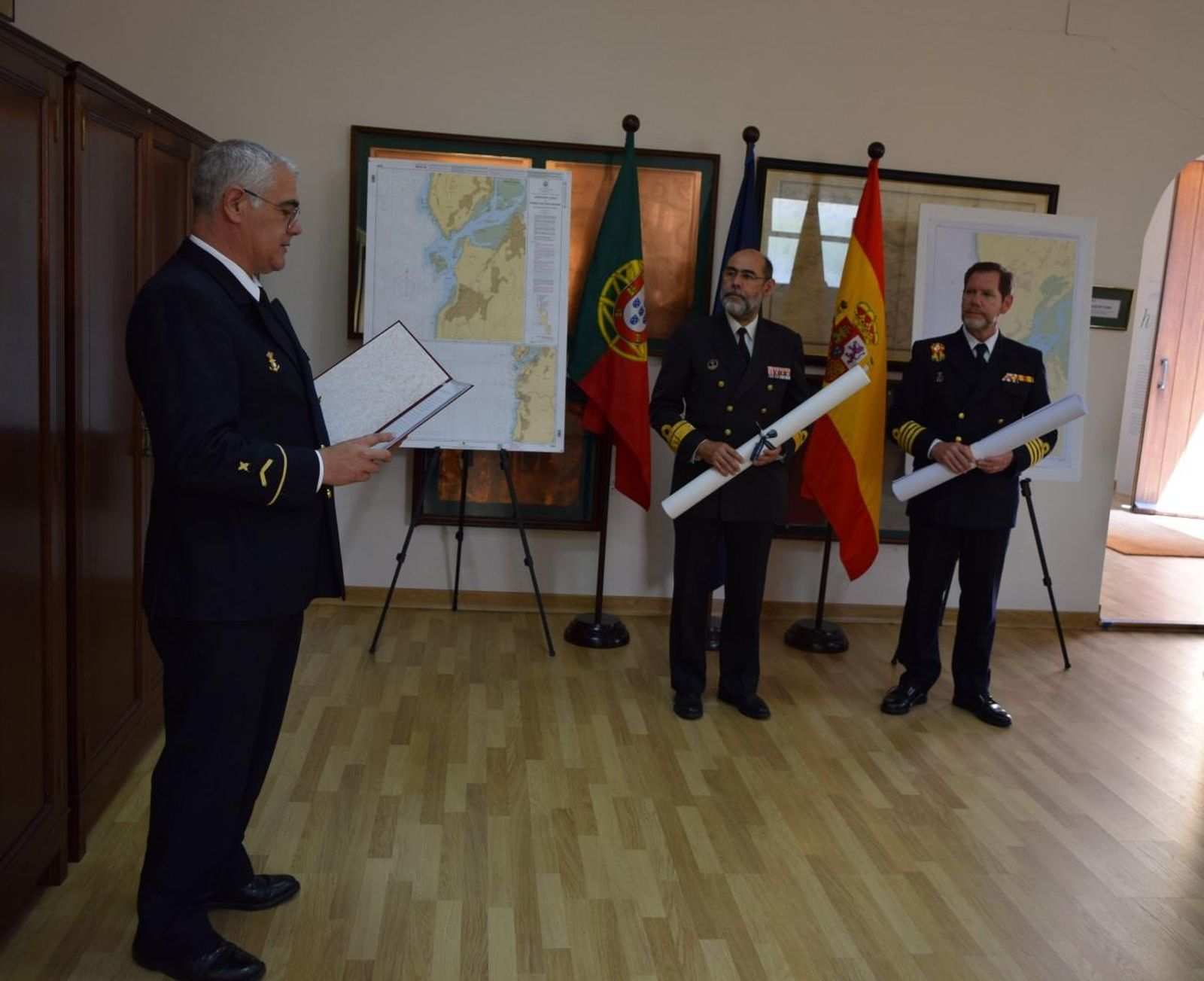 Los directores de los institutos hidrográficos en el IHM de Cádiz con las nuevas cartas.