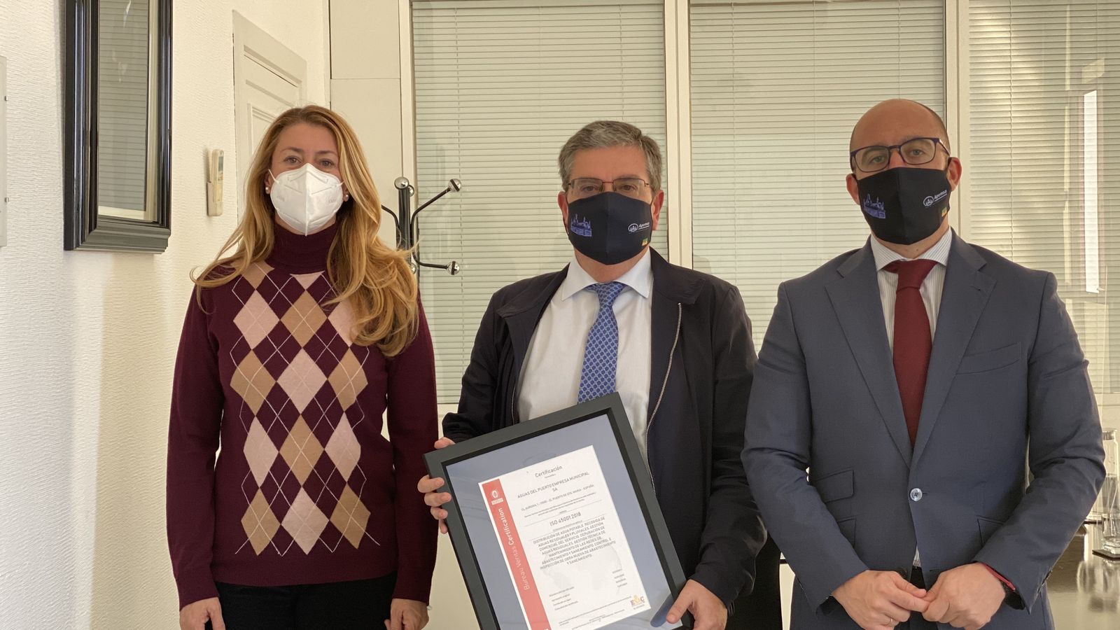 Los responsables de Apemsa, con el certificado.