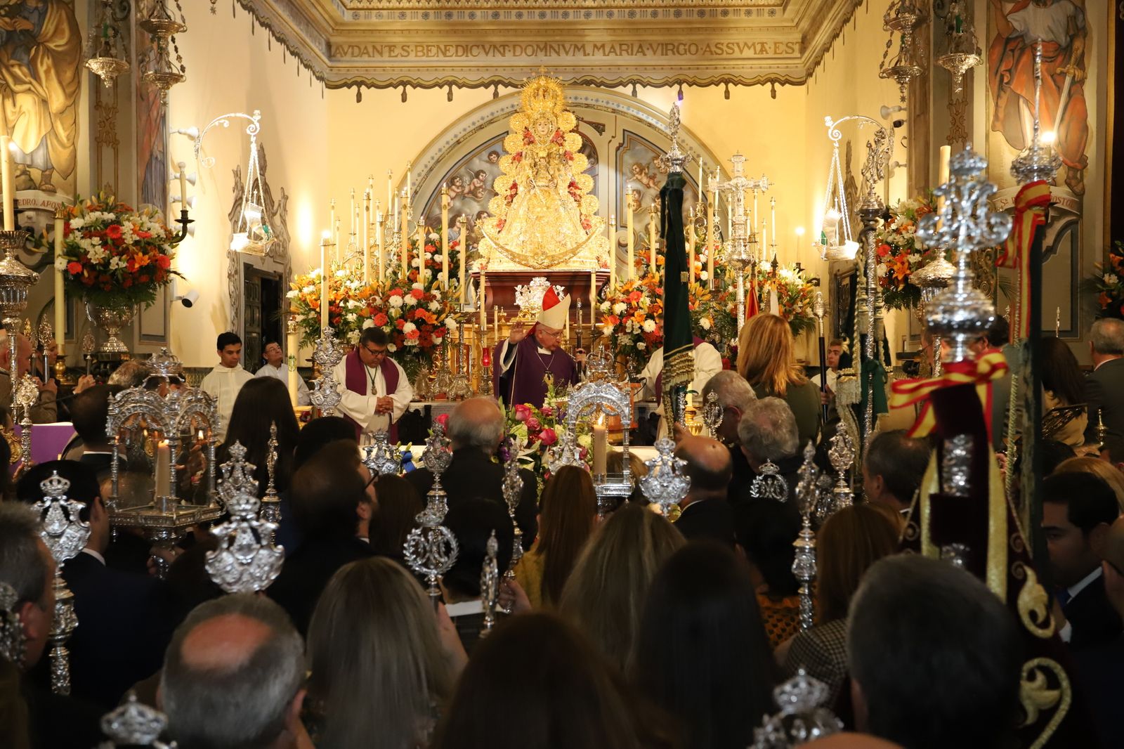 Imágenes de la misa de la Hermandad del Rocío de Huelva ante la Virgen del Rocío