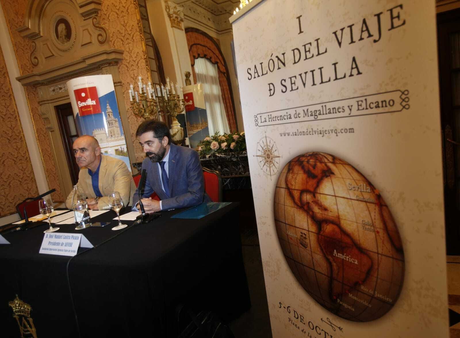 El delegado de Cultura, Antonio Muñoz, y José Manuel Lastra, presidente de Aevise, en la presentación del I Salón del Viaje de Sevilla y el Foro de Viajes, 'La Herencia de Magallanes y Elcano'.