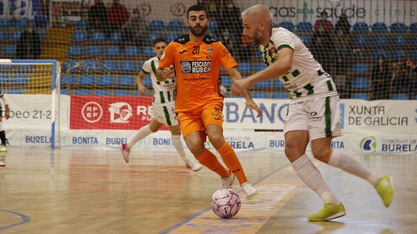 Miguelín es presionado por el local Pazos.