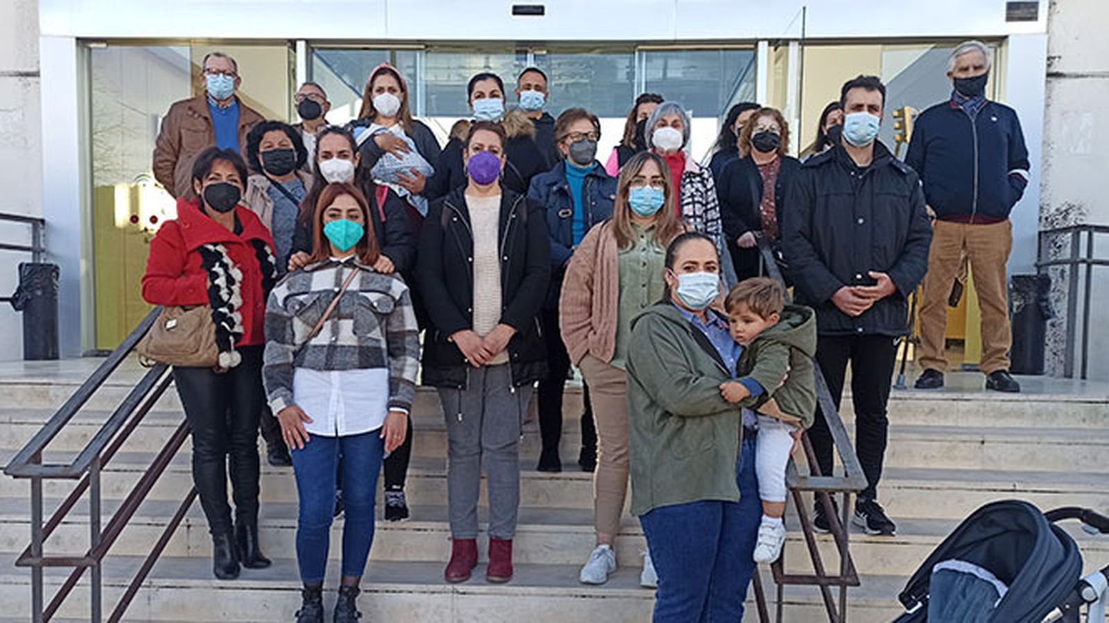 Asistentes a la concentración de protesta, en la puerta del Centro de Salud 2 de Lucena.