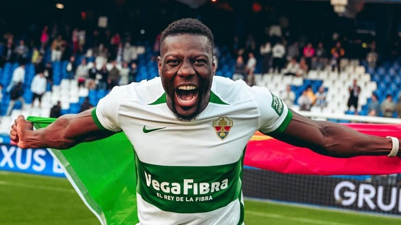 Diaby celebrando una victoria con la camiseta del Elche