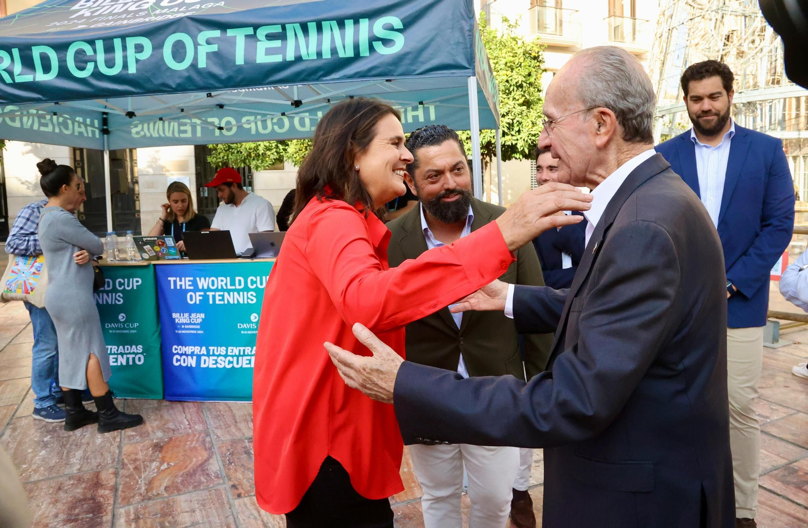 El alcalde De la Torre se anima a jugar con Conchita Martínez en la presentación de la BJKC