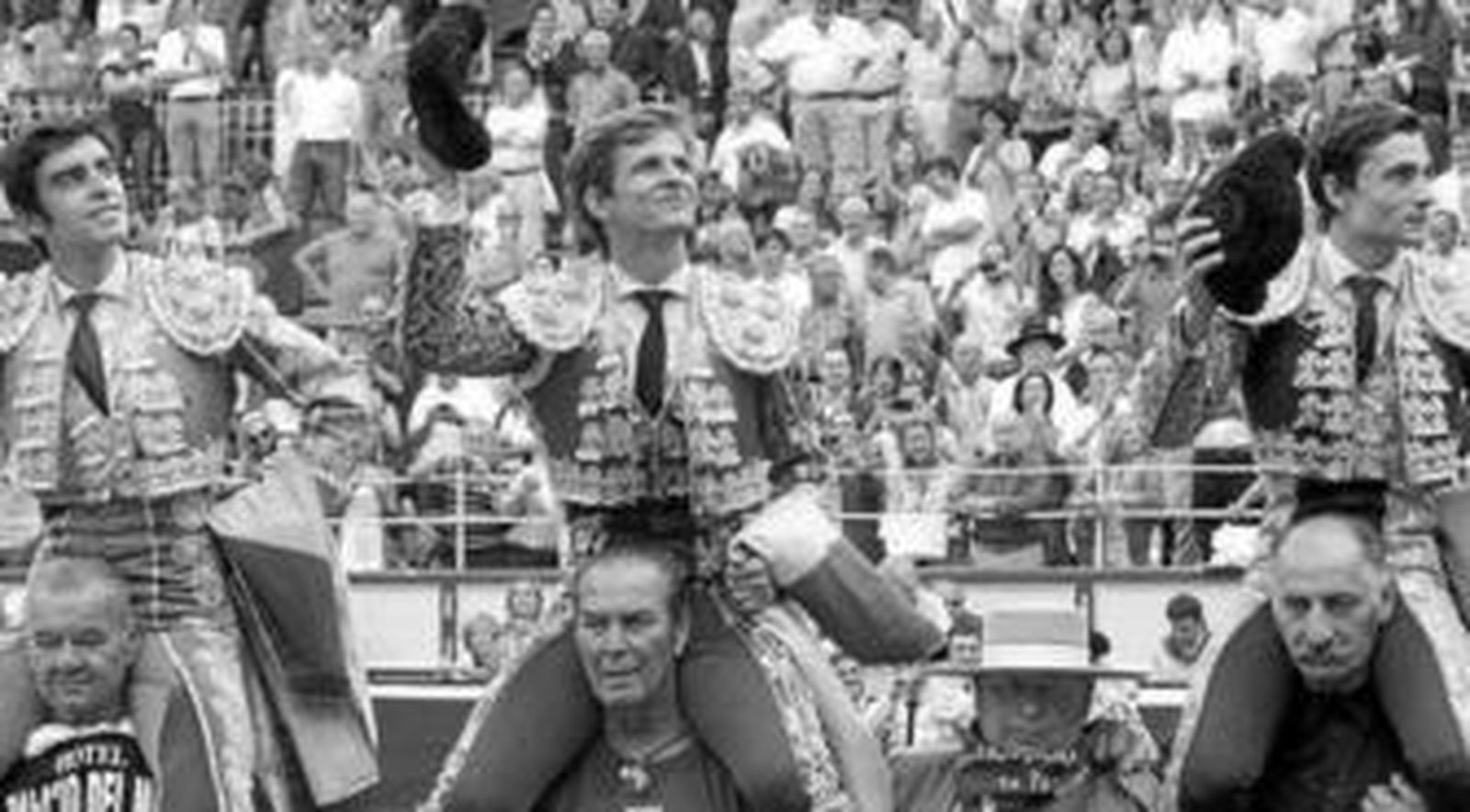 La terna saliendo a hombros Cuatro Caminos.