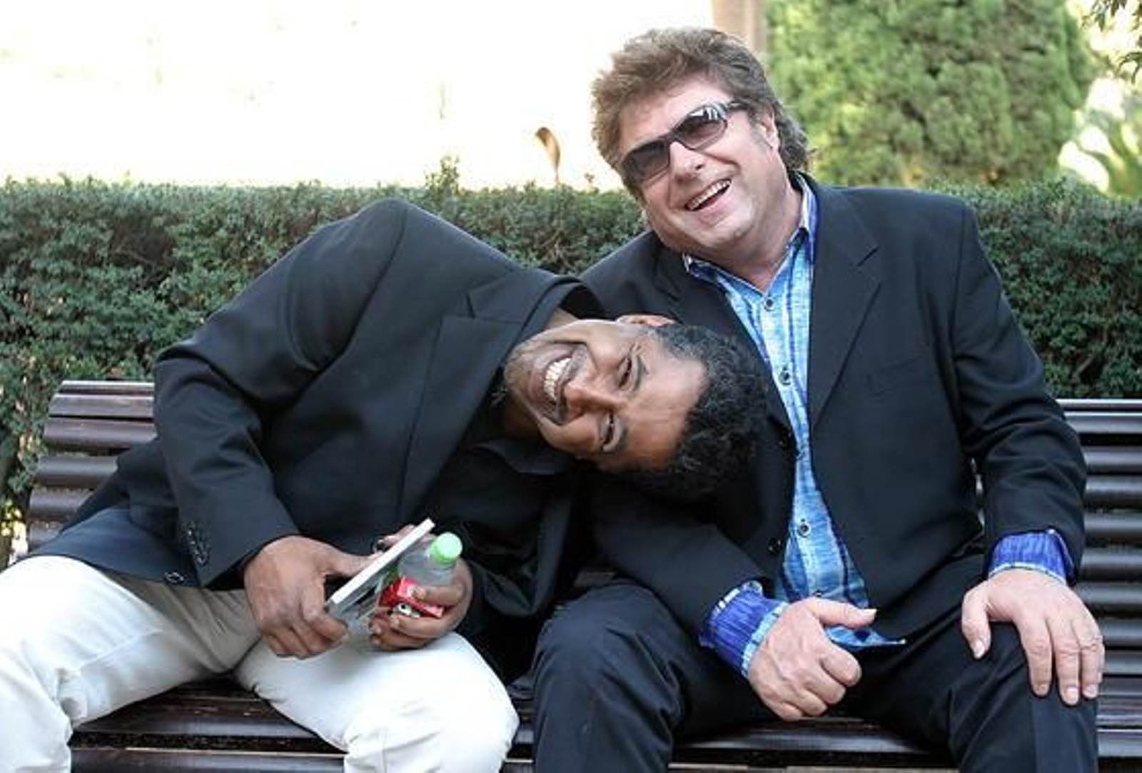 Con Cheb Khaled en un descanso del rodaje de 'Morente sueña la Alhambra', en 2004. / María de la Cruz